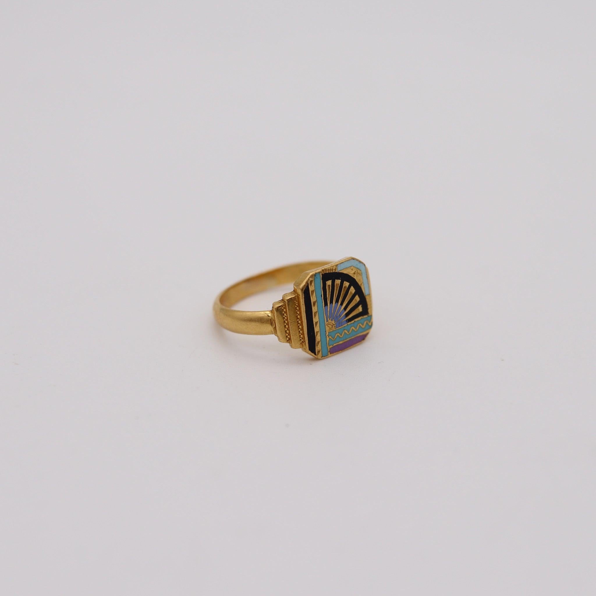 ART DECO 1935 Unusual Japonisme Enameled Geometric Ring In 18Kt Yellow Gold In Excellent Condition For Sale In Miami, FL