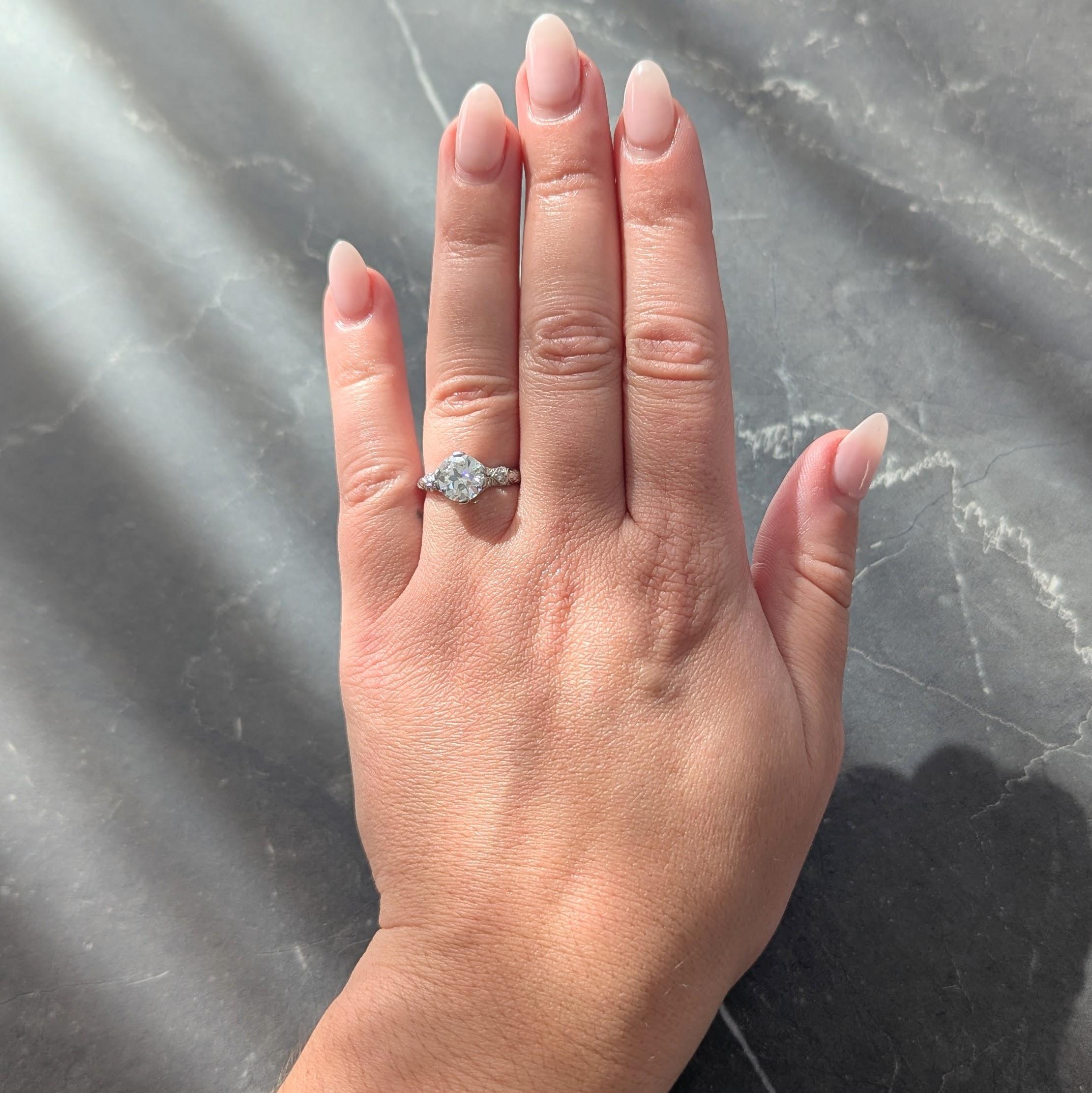 Al centro un diamante vecchio taglio europeo del peso totale di circa 1,66 carati - colore H e purezza VS2.
Incastonato in una montatura a forma di bussola con rebbi a forma di linguetta nei punti cardinali, decorati da dettagli incisi.
Con profilo