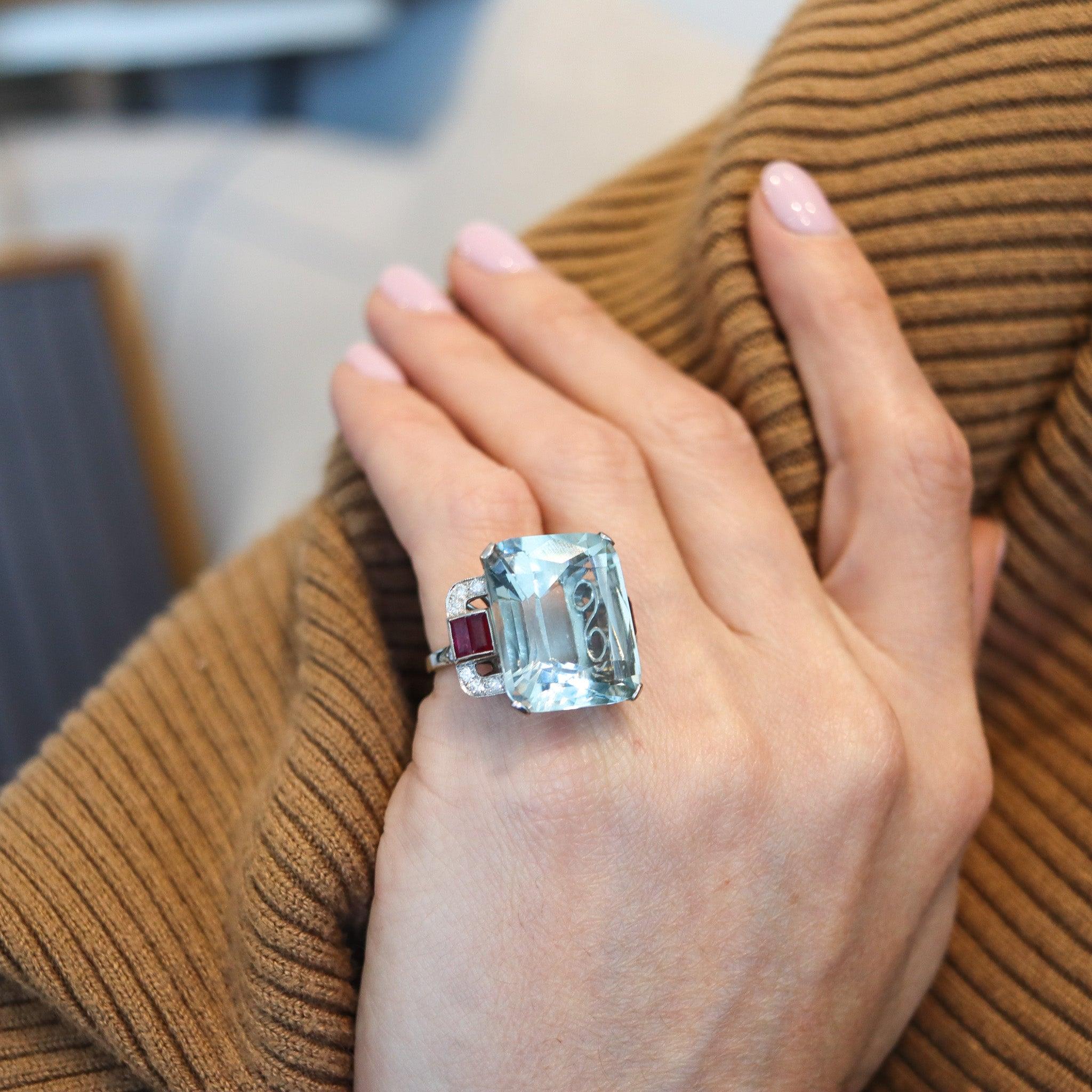 Ein Art-Deco-Cocktailring mit Aquamarin.

Dies ist ein fabelhafter Cocktailring, der in Amerika während der späten Art-Déco-Periode im Jahre 1938 geschaffen wurde. Der wunderschöne Ring wurde sorgfältig mit klassischen Mustern in massivem .900/.999