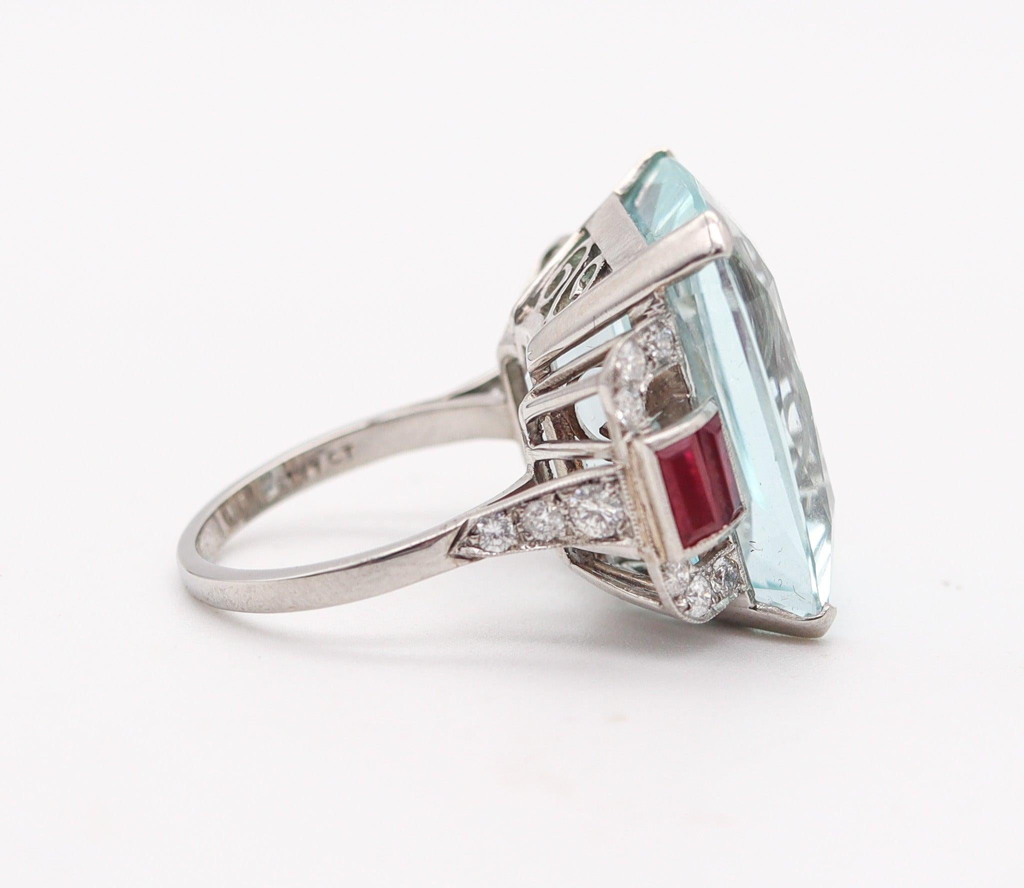 ART DECO 1938 Cocktail-Ring aus Platin 32,99 Karat Aquamarin, Rubine und Diamanten (Kissenschliff) im Angebot