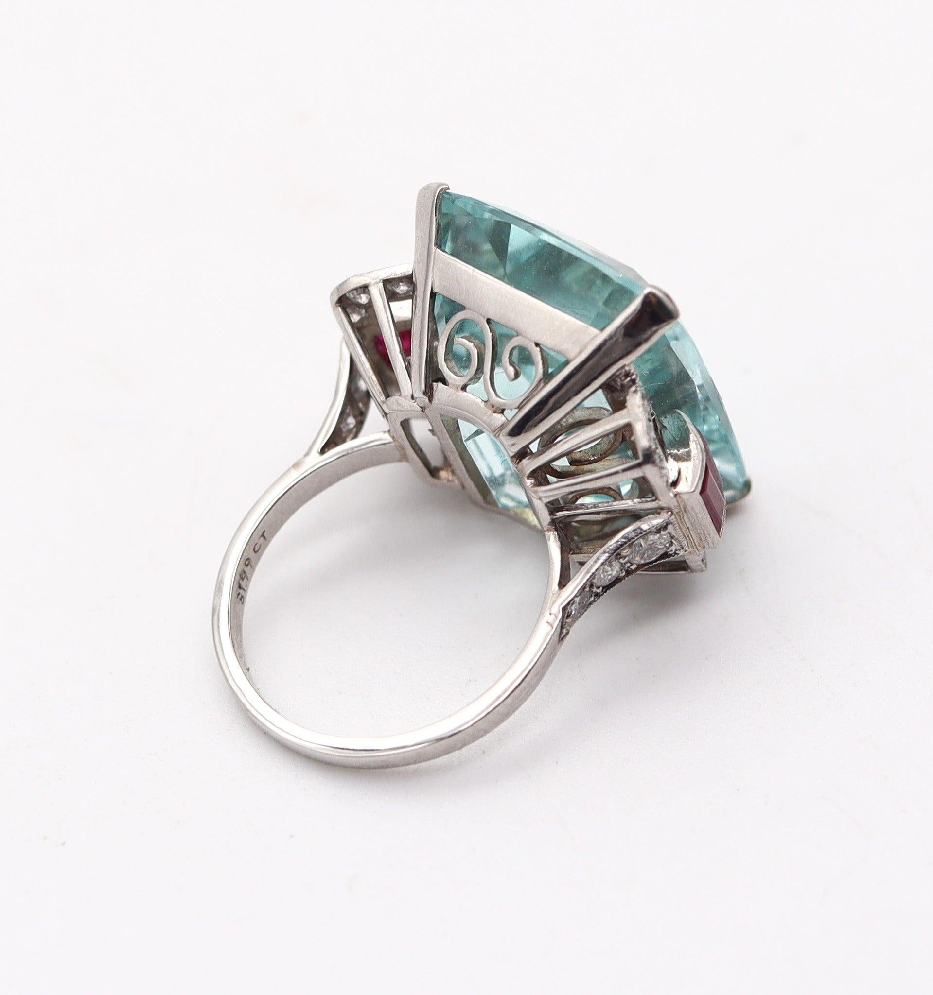 ART DECO 1938 Cocktail-Ring aus Platin 32,99 Karat Aquamarin, Rubine und Diamanten im Zustand „Hervorragend“ im Angebot in Miami, FL