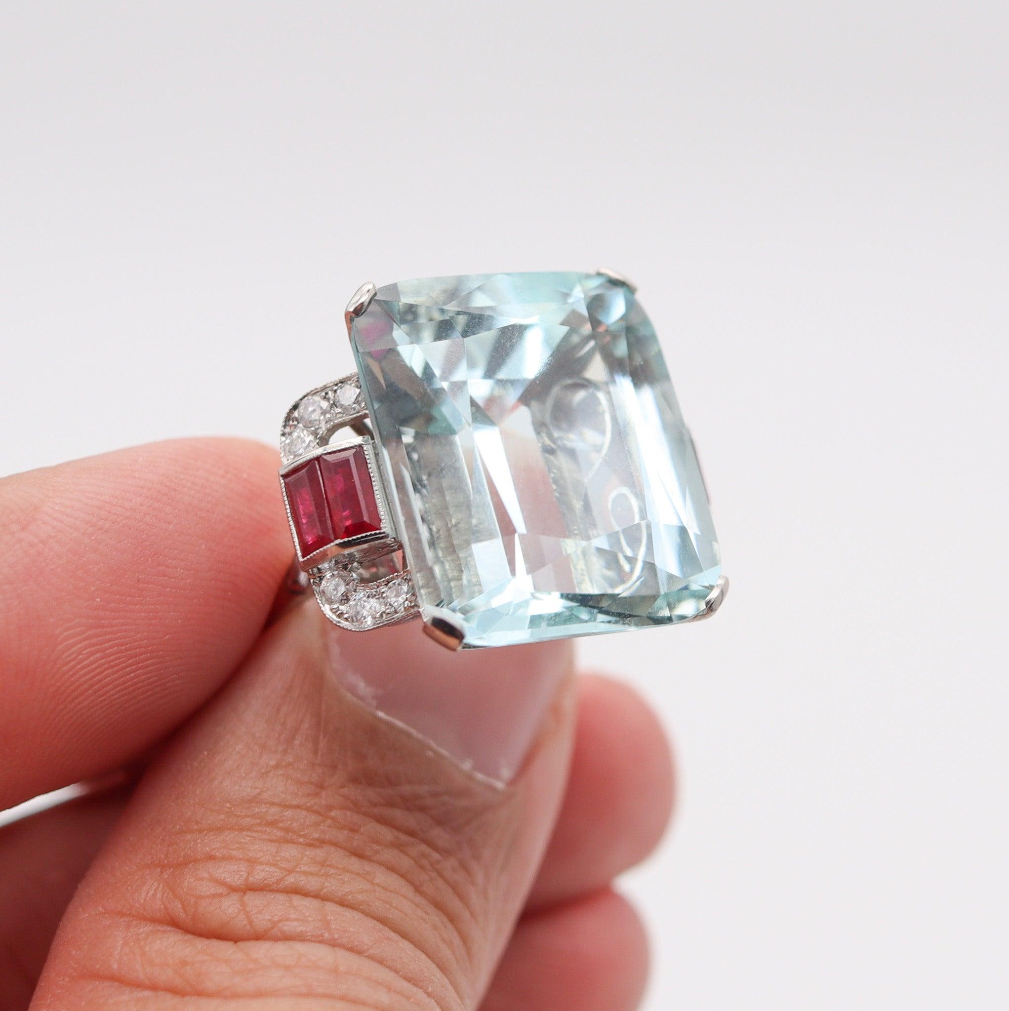ART DECO 1938 Cocktail-Ring aus Platin 32,99 Karat Aquamarin, Rubine und Diamanten im Angebot 1
