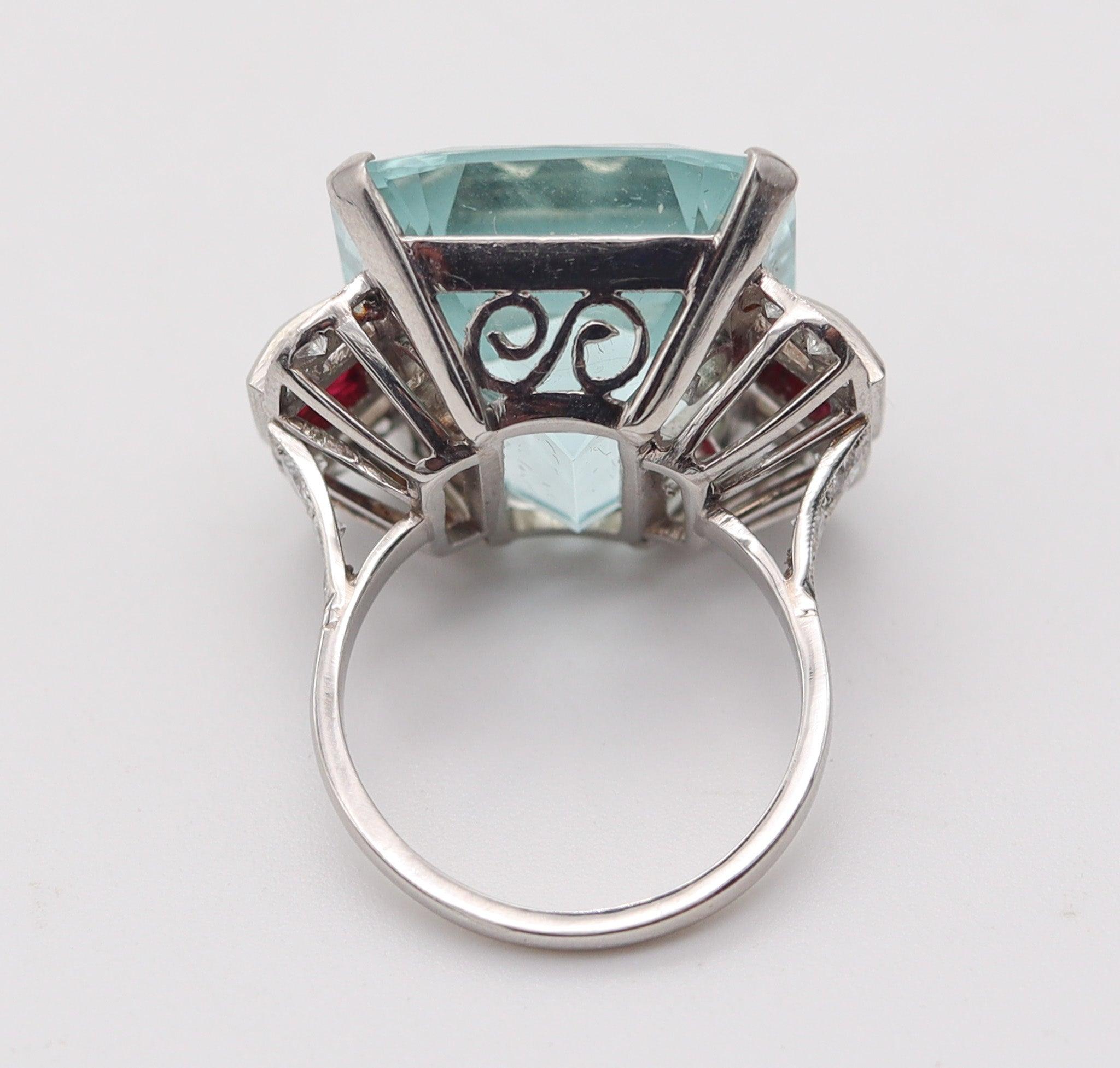 ART DECO 1938 Cocktail-Ring aus Platin 32,99 Karat Aquamarin, Rubine und Diamanten im Angebot 2