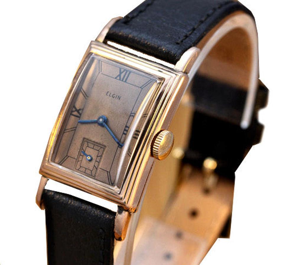 Für Ihre Betrachtung ist diese wunderschön restaurierte Herrenarmbanduhr von der amerikanischen Uhrenfirma Elgin. Auf den ersten Blick ist das Zifferblatt beeindruckend, für eine 90 Jahre alte Uhr ist es fast makellos und abgesehen von einer