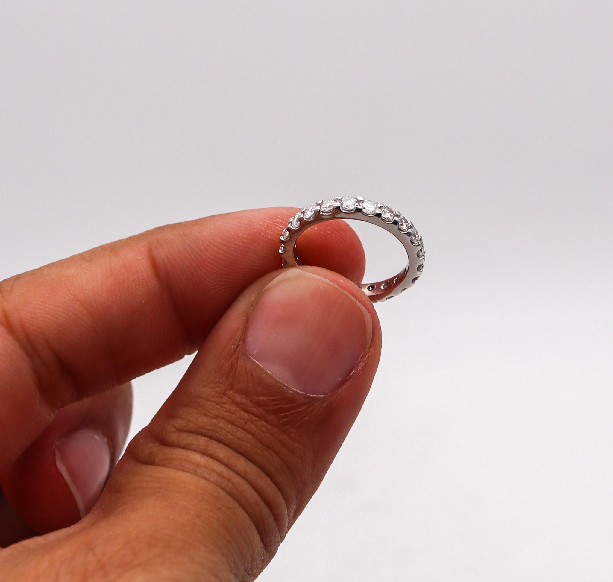 Antiker Platin-Eternity-Ring im Art déco-Stil von 1940 mit 1,32 Karat Diamanten (Rundschliff) im Angebot
