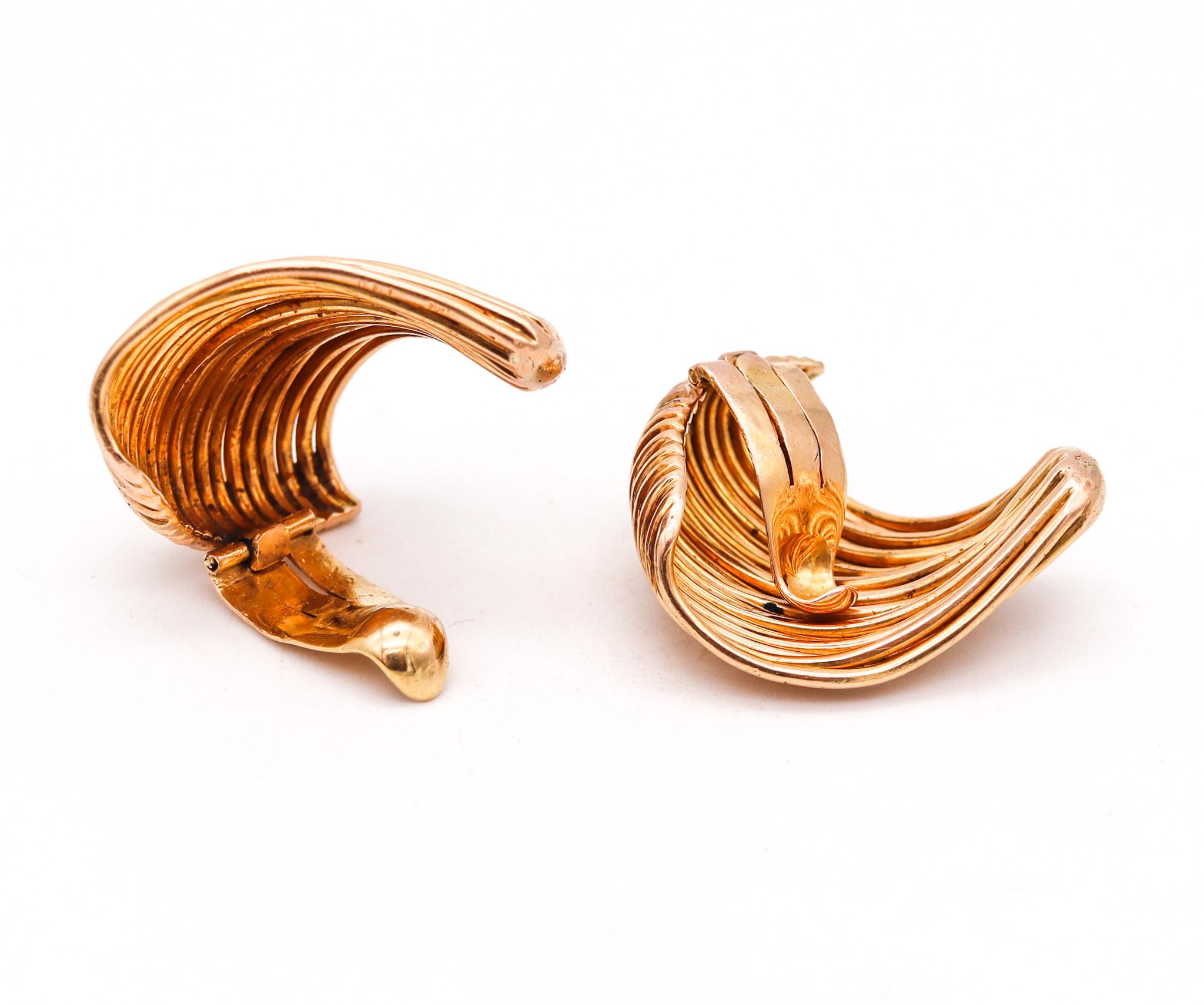 An art deco / retro clips earrings.

Sculptural pair of clips earrings created during the late art deco period with retro industrial patterns, circa 1940. This beautiful wavy pieces has been made with a conjunction of overlapping curved wires
