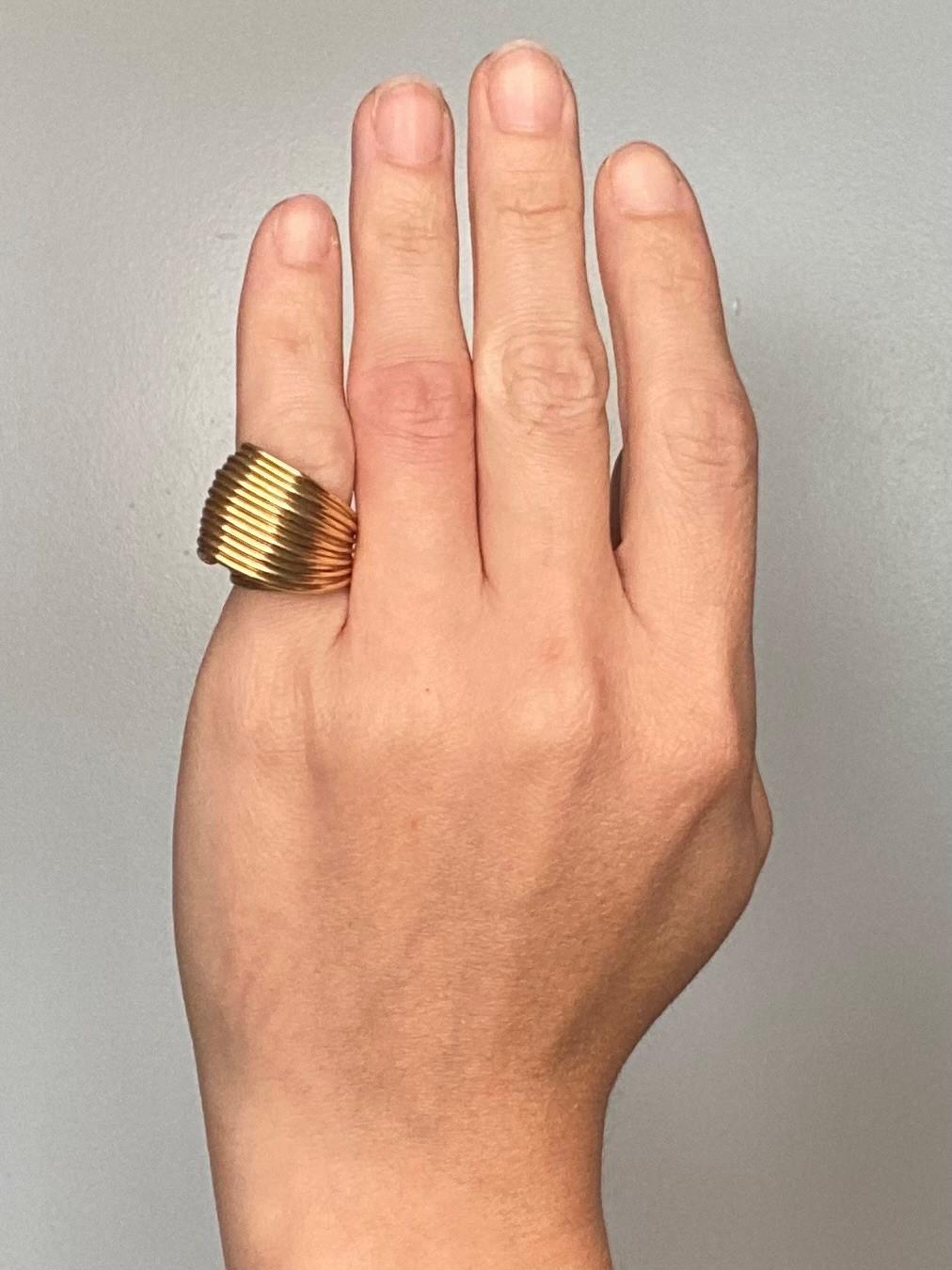 A deco retro / retro cocktail ring.

Sculptural ring created during the late art deco period with retro industrial patterns, circa 1940. This beautiful wavy cocktail ring was crafted with a conjunction of overlapping curved wires crafted in solid
