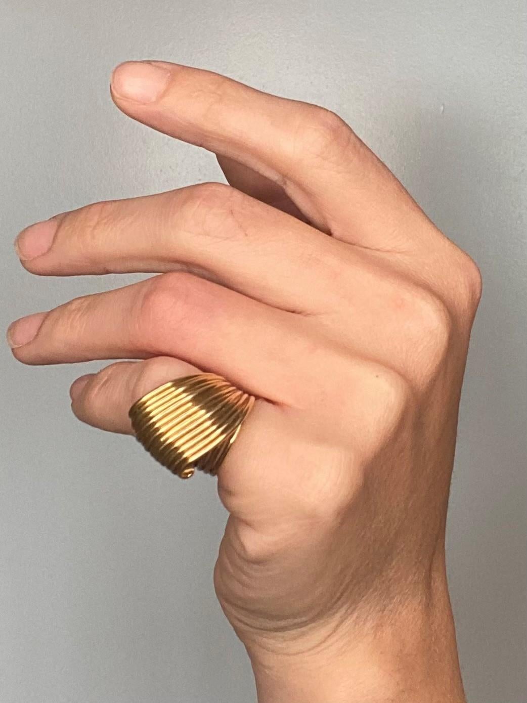 Art Deco 1940 Retro Sculptural Wired Ring in Solid 18Kt Yellow Gold In Excellent Condition For Sale In Miami, FL