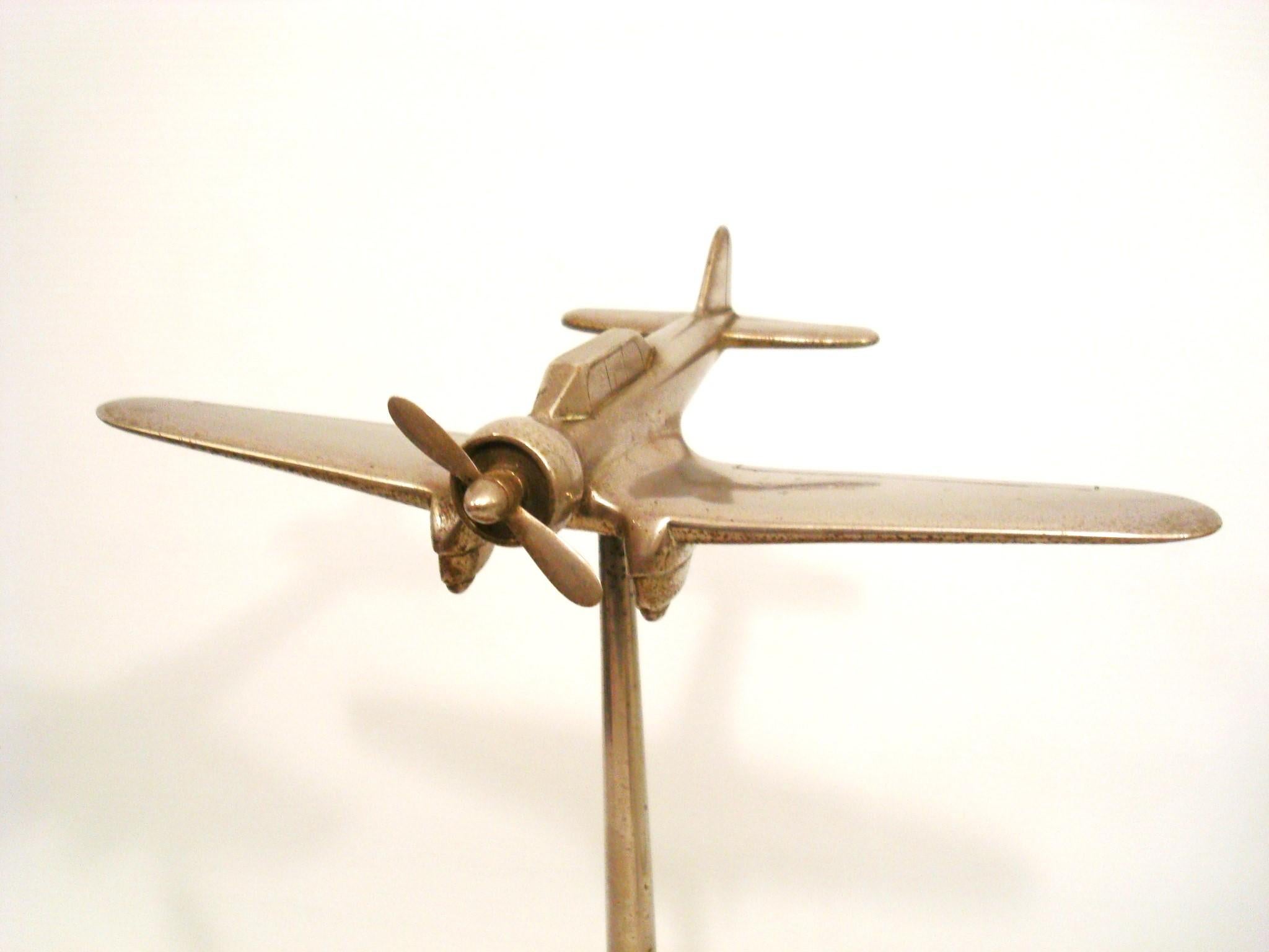 Argenté Maquette d'avion de chasse de bureau Art déco des années 1940 en vente