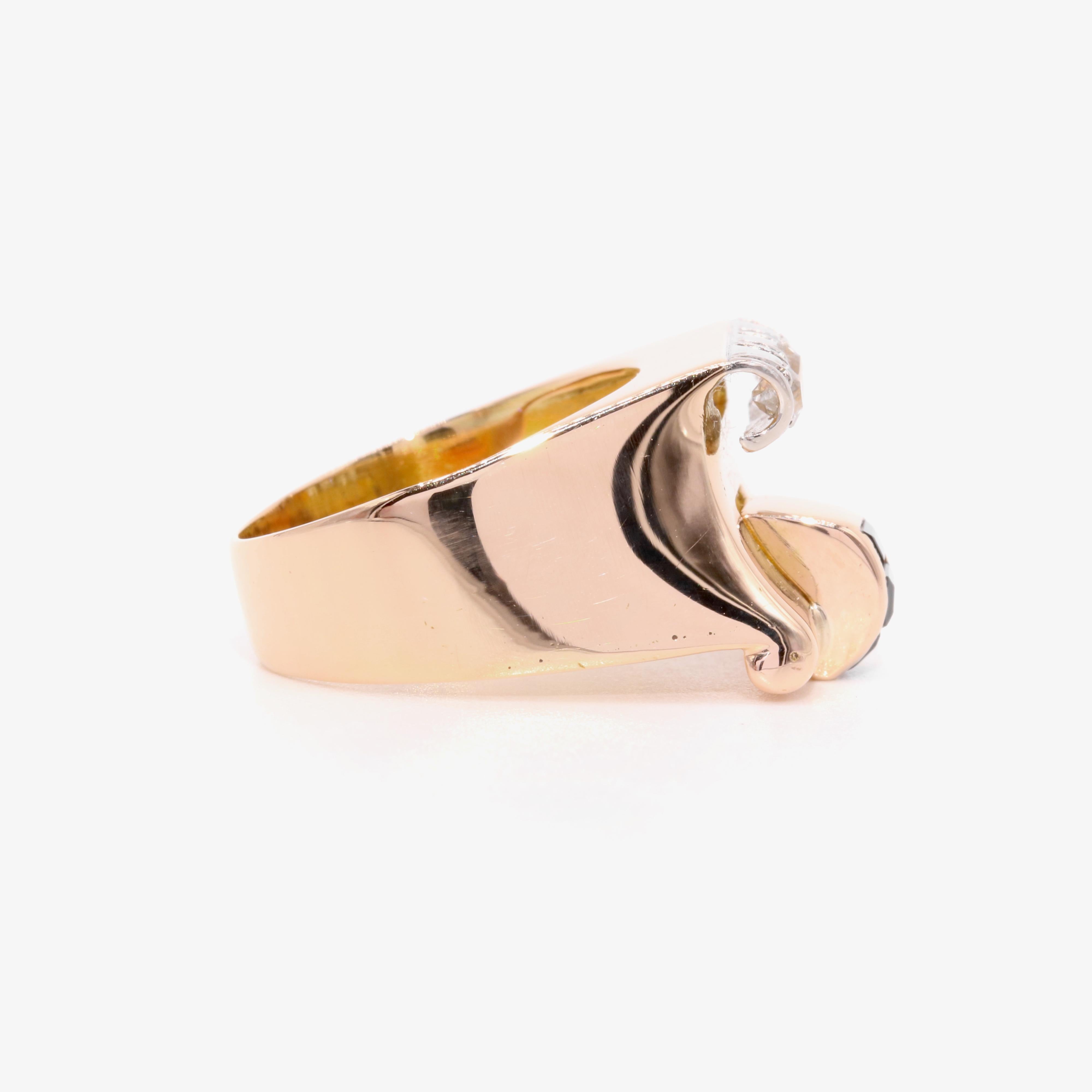 Art Deco 1940er Jahre Ring aus 18 Karat Gelbgold und Platin mit Saphiren und Diamanten im Angebot 1