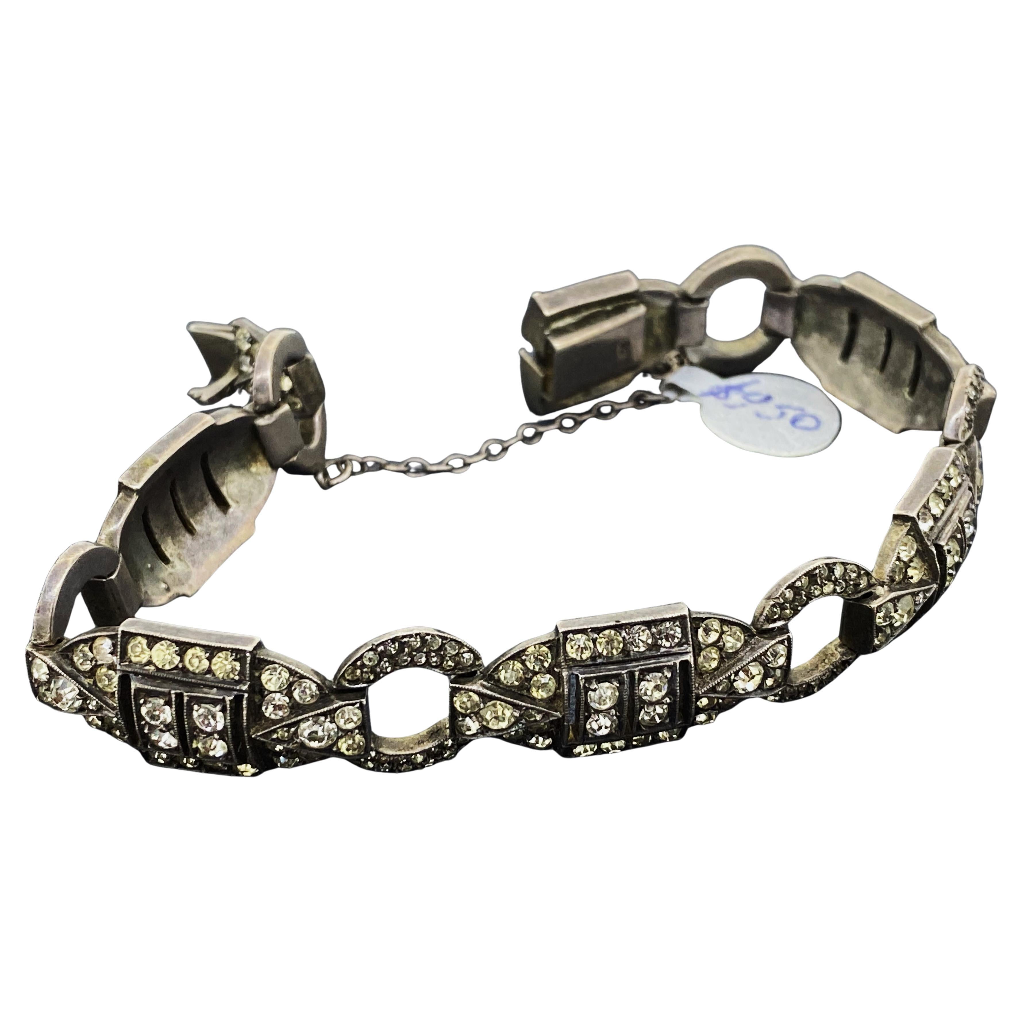 Of European provenance, 
this Retro / Art-Deco 1940’s piece is designed
in geometric motif, performed in silver, 
lavishly adorned with fine quality marcasites, 
with links (ranging from 27mm in length to 12mm)
of intricate openwork motif

Bracelet