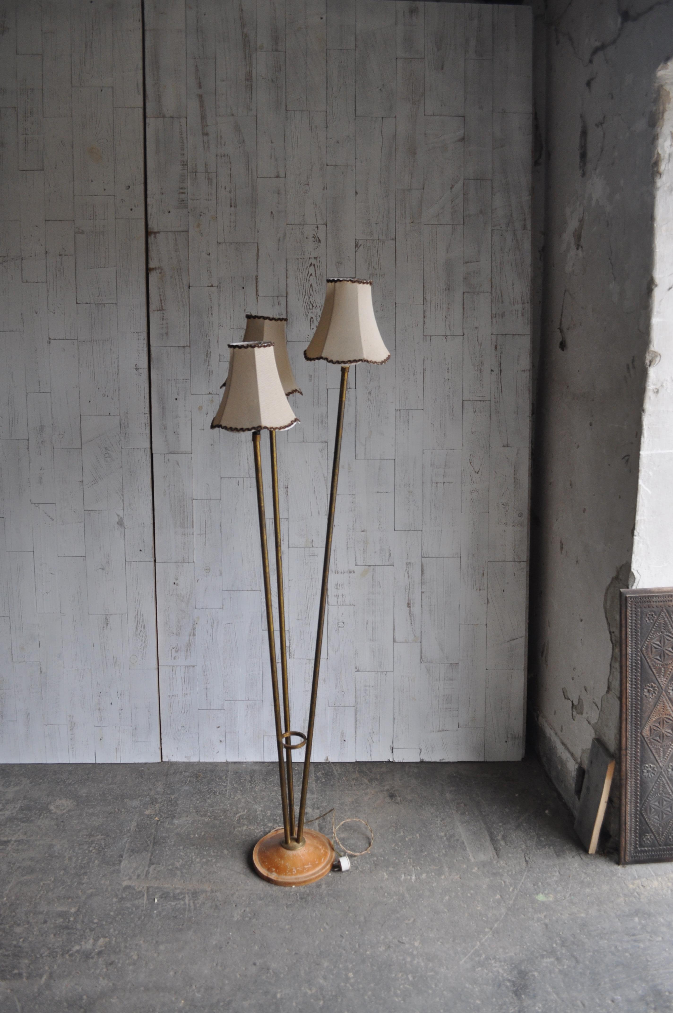 Floor lamp with three branches, wood base. 
Original condition with three lights.


  