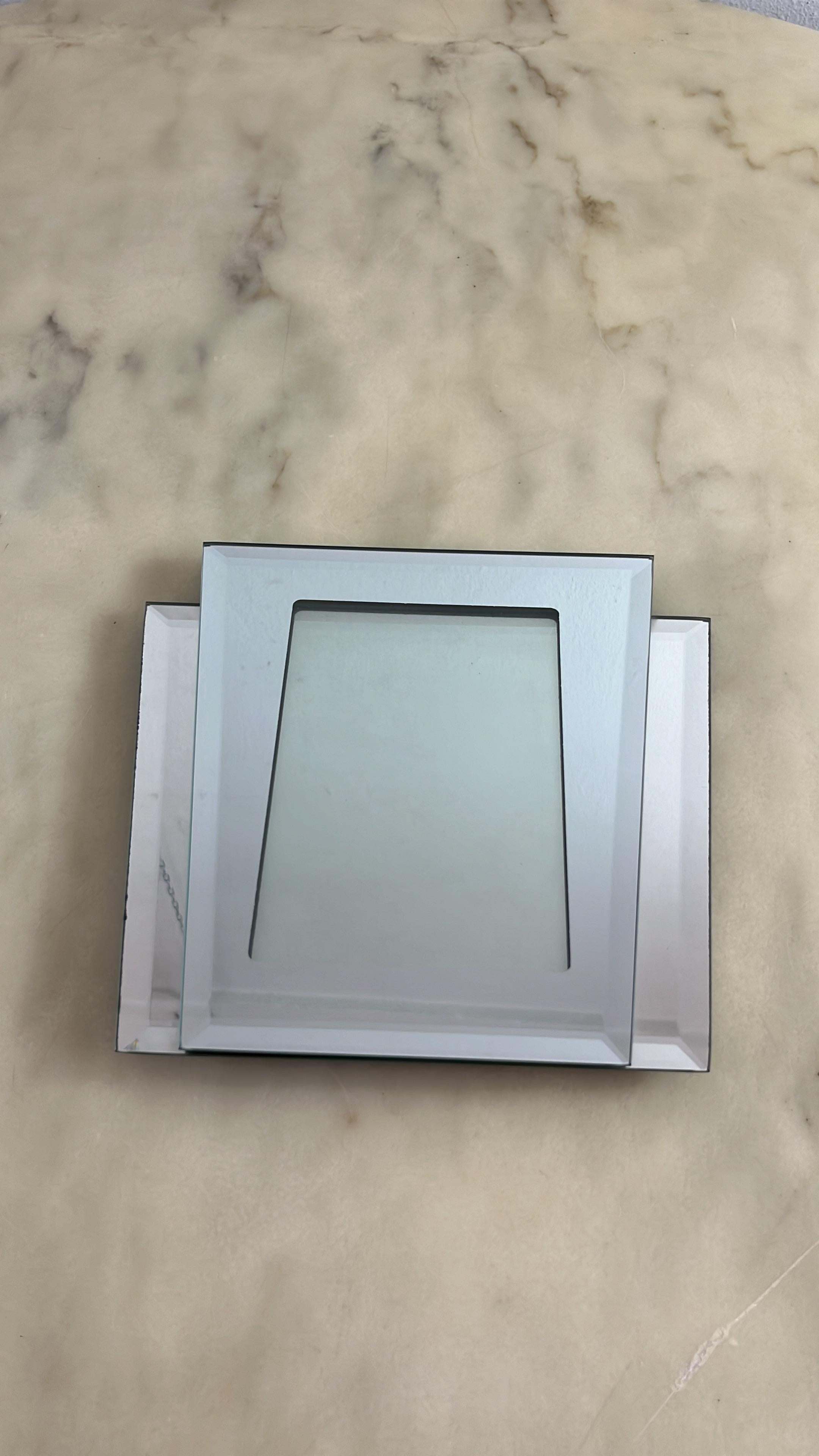 Art Deco 1940er Jahre verspiegelte Glas Fotohalter
Intakt und in gutem Zustand, Maße 23 cm hoch x 24 cm breit. Das Fotofach ist 11 cm x 16 cm groß.
Gefunden in einer noblen Wohnung in meiner Stadt, Palermo.