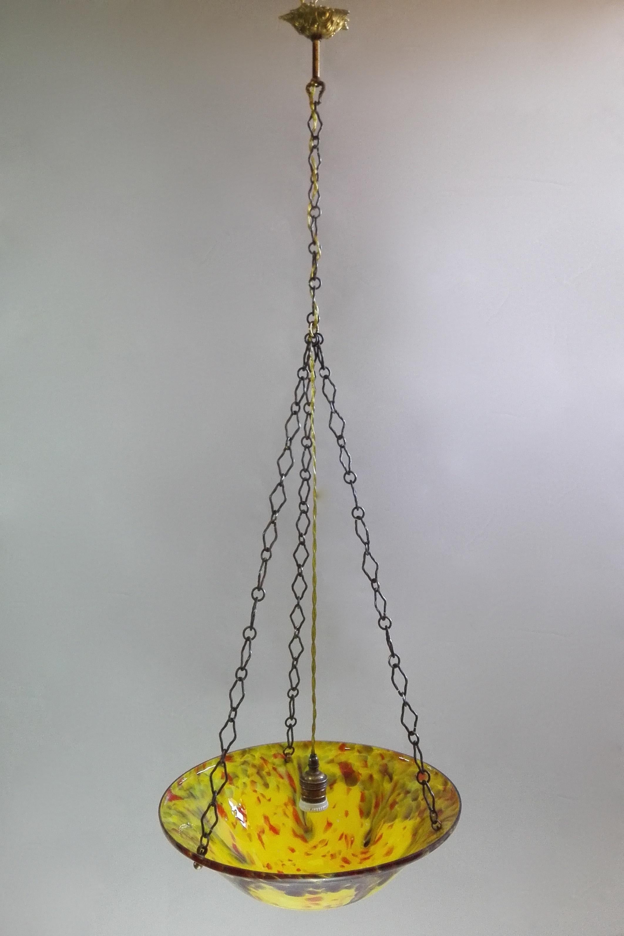 Art Deco 1940s one-light artistic hand-blown spotted glass pendant lamp featuring a particular patterned glass shade with variegated colors. The lamp is hung by three nice original metal chains that come together in a single chain towards the