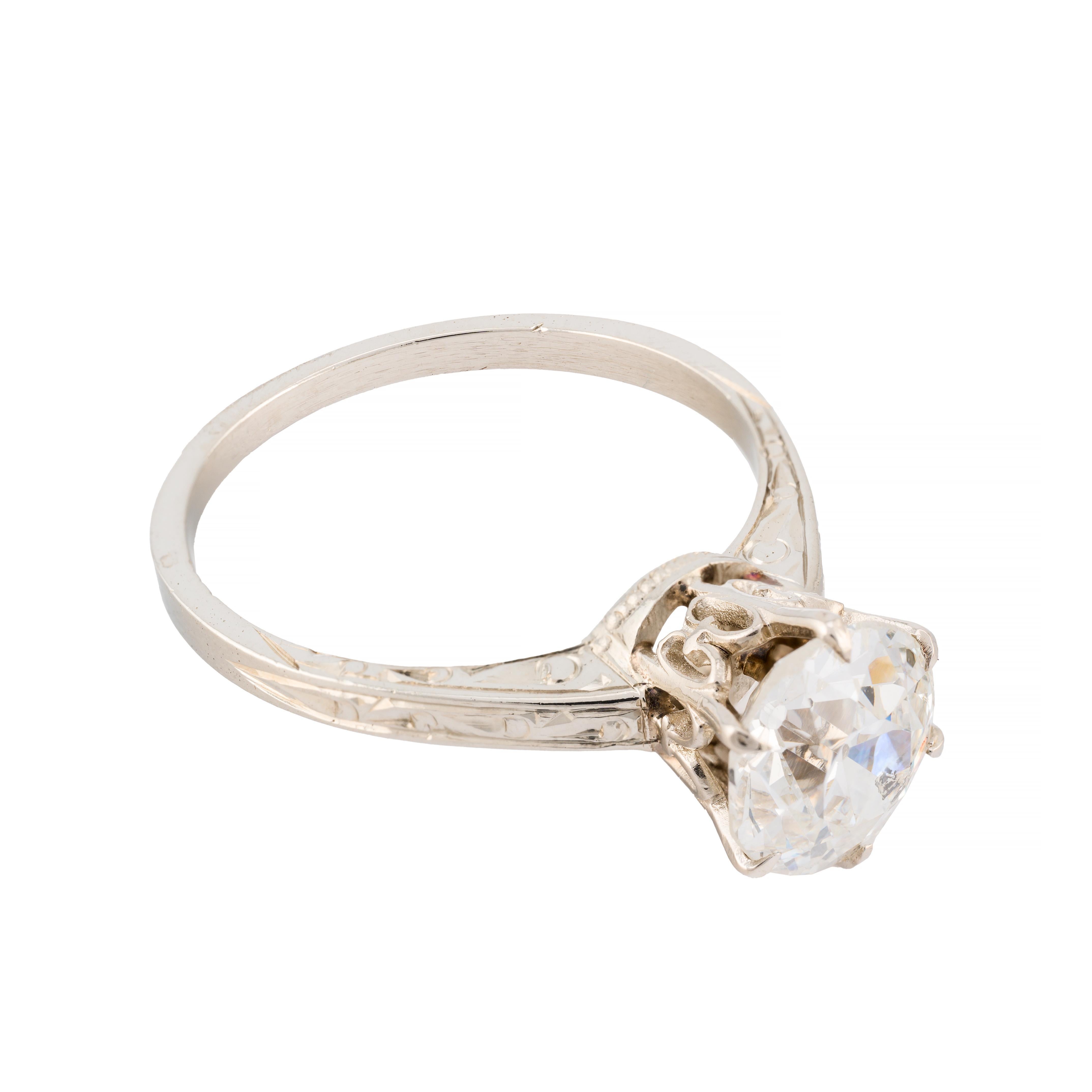 Aston Estate Jewelry Presenta:

Un exquisito anillo de compromiso de época art déco que luce un diamante de 1,95 quilates, tallado con maestría al estilo europeo. El diamante es de color H y claridad SI2.

Elaborada en oro blanco de 14 quilates, la