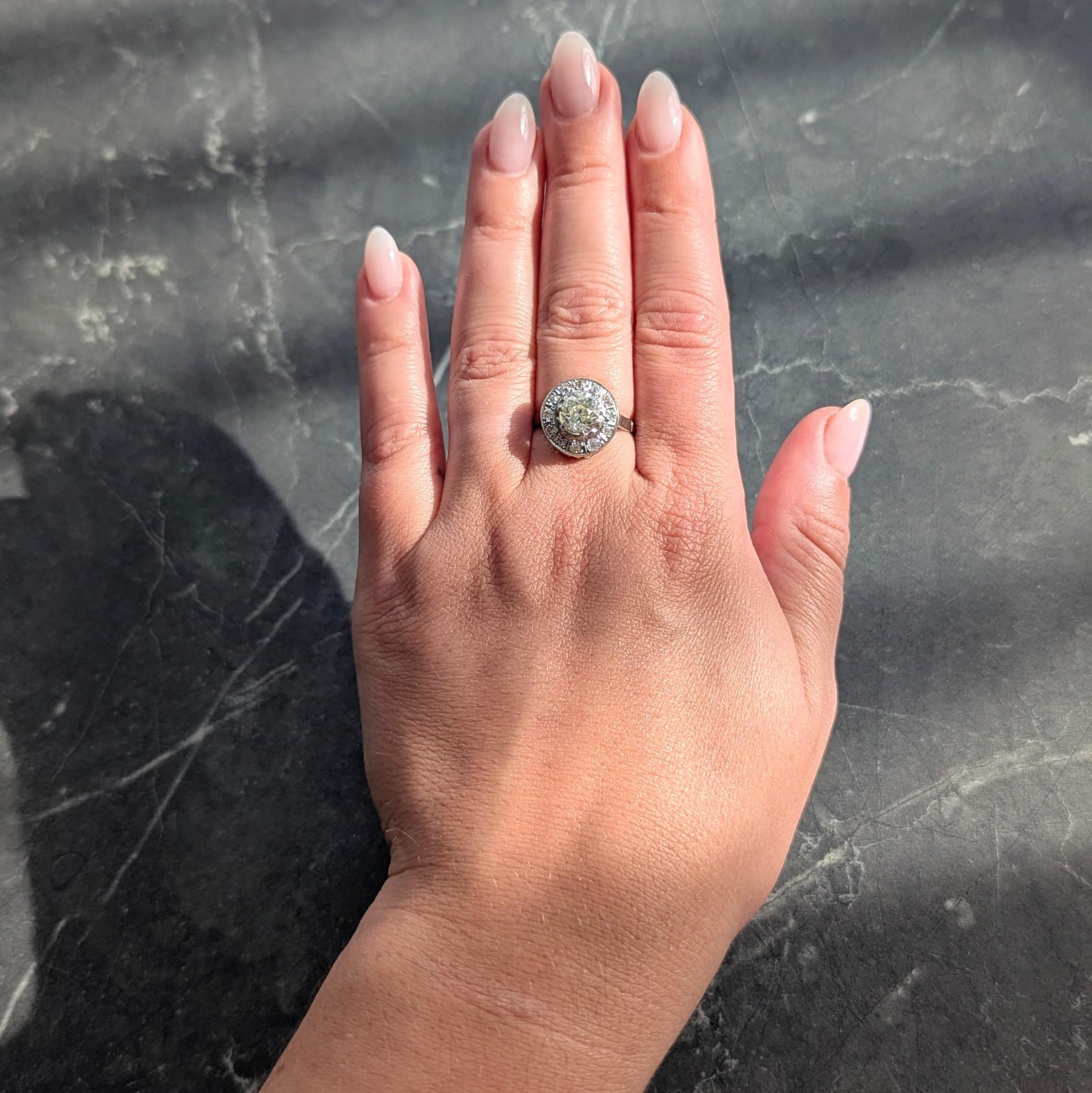 Centro de un diamante talla mina antigua de aproximadamente 1,40 quilates - color O con claridad SI1
Engastada con garras en forma de garra y rodeada por un halo de diamantes de talla europea antigua engastados con cuentas
Peso total aproximado de