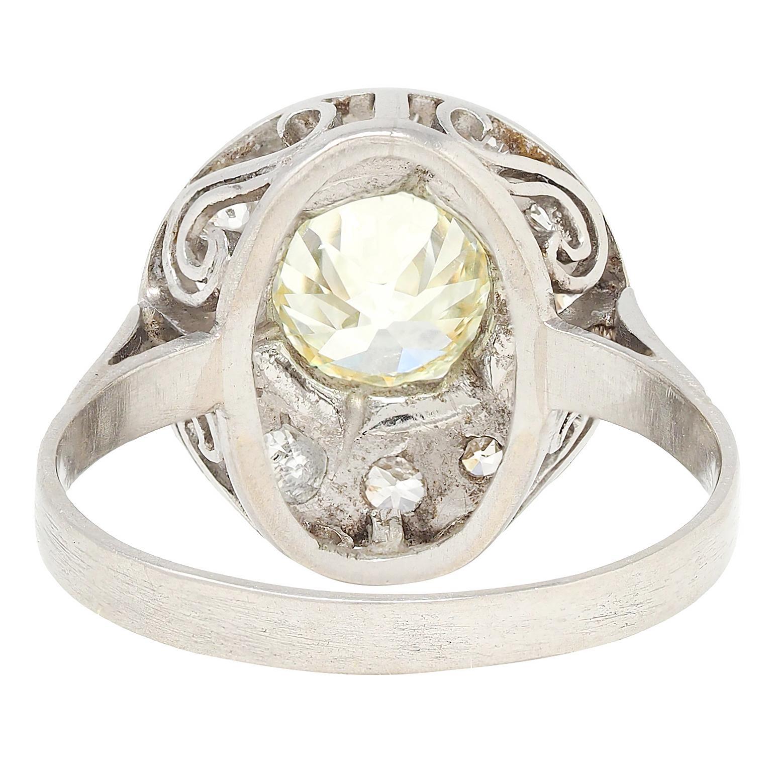 Art Decó 1.95 CTW Anillo de Compromiso de Platino con Halo Desplazante Antiguo en Excelente estado para la venta en Philadelphia, PA