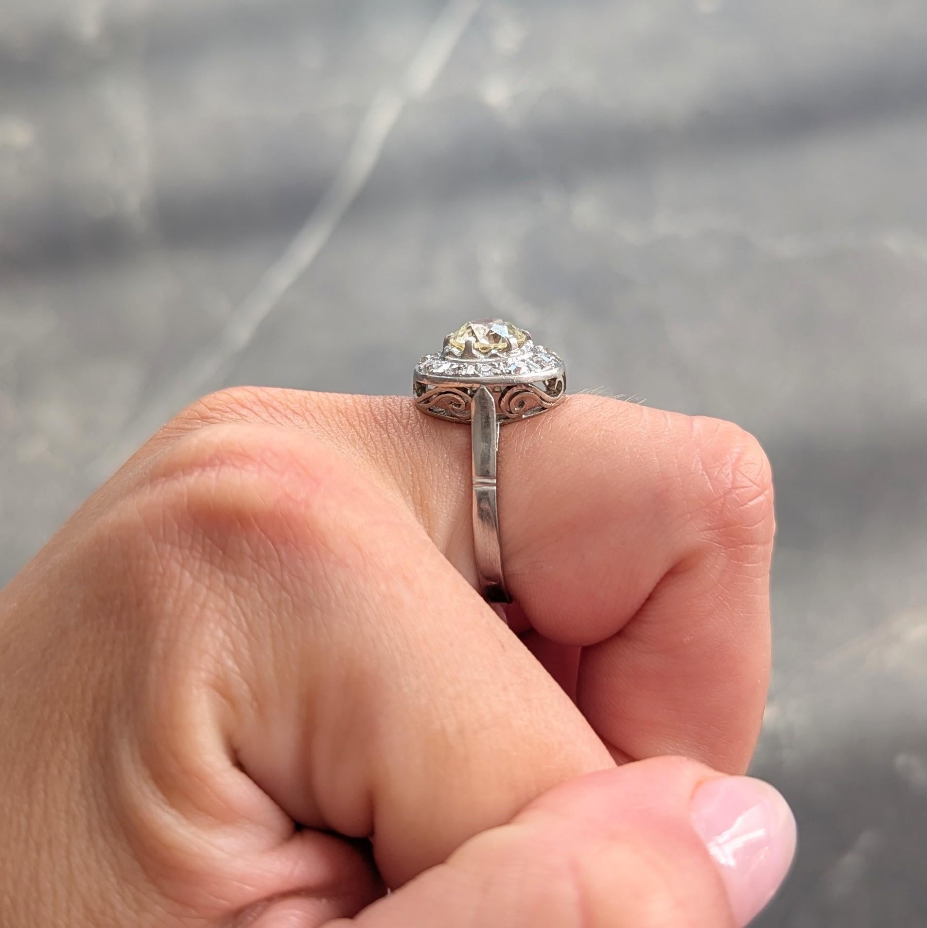 Art Decó 1.95 CTW Anillo de Compromiso de Platino con Halo Desplazante Antiguo en venta 3