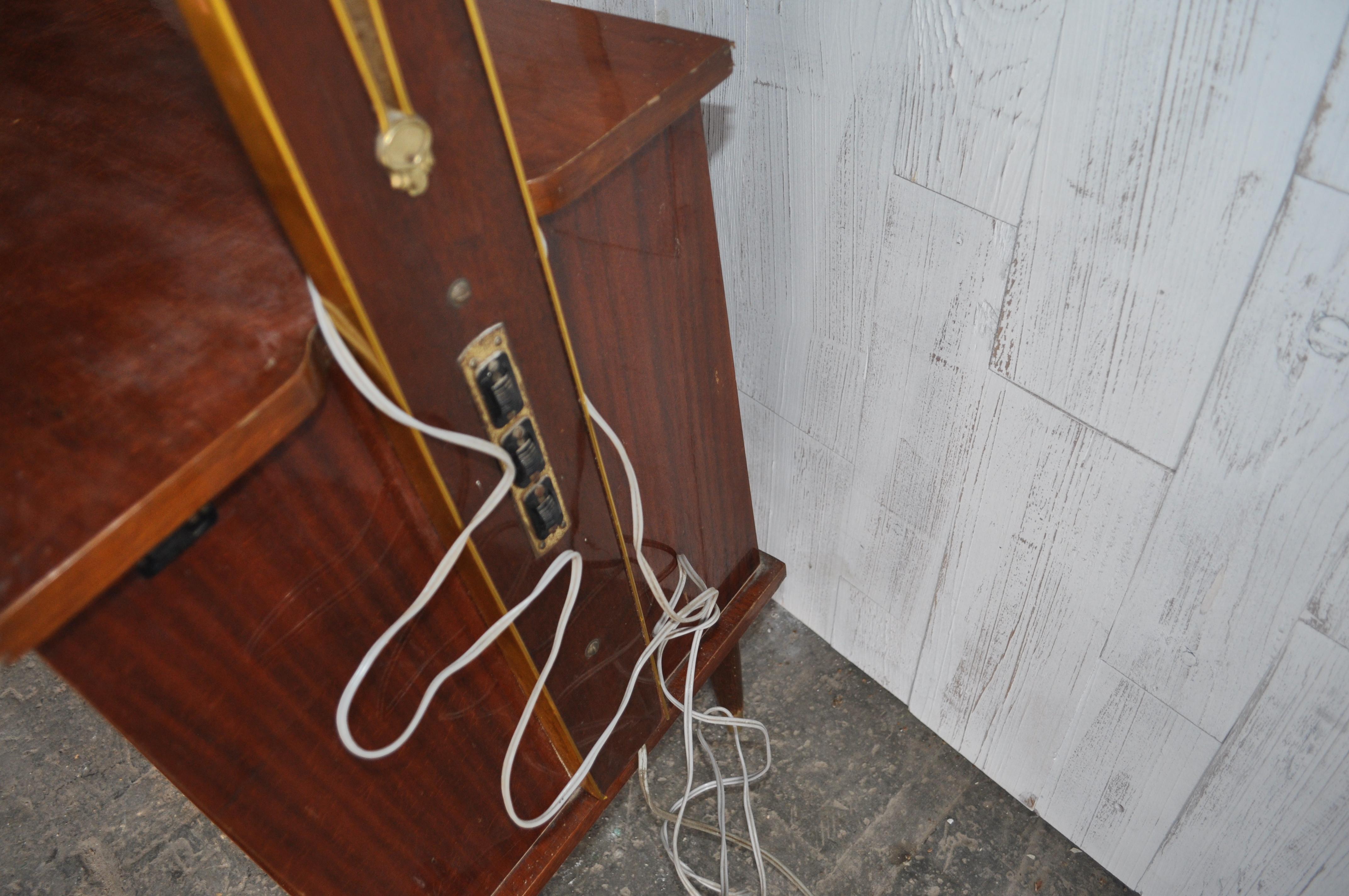Art Déco anni '50 in legno di noce, mobile bar per cocktail e liquori con supporto per lampada in vendita 5
