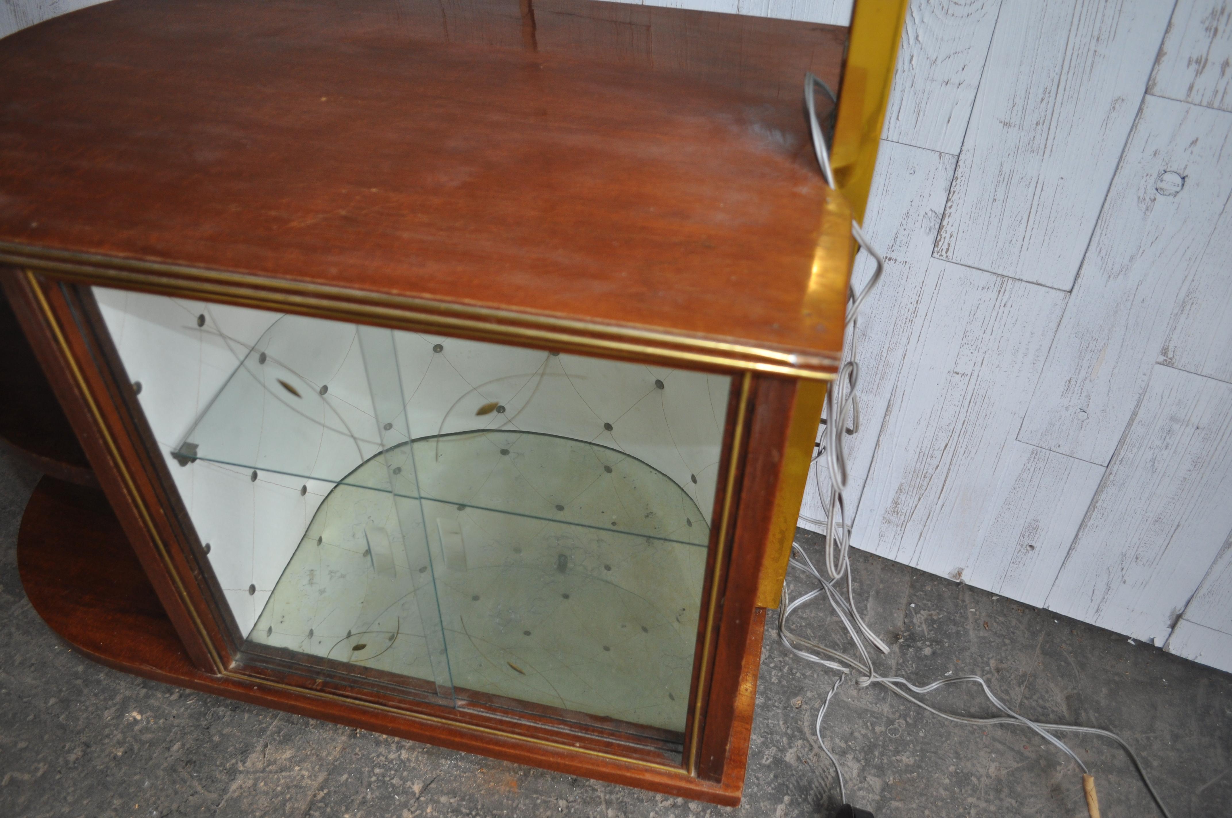Art Déco anni '50 in legno di noce, mobile bar per cocktail e liquori con supporto per lampada In condizioni buone in vendita a Lábatlan, HU