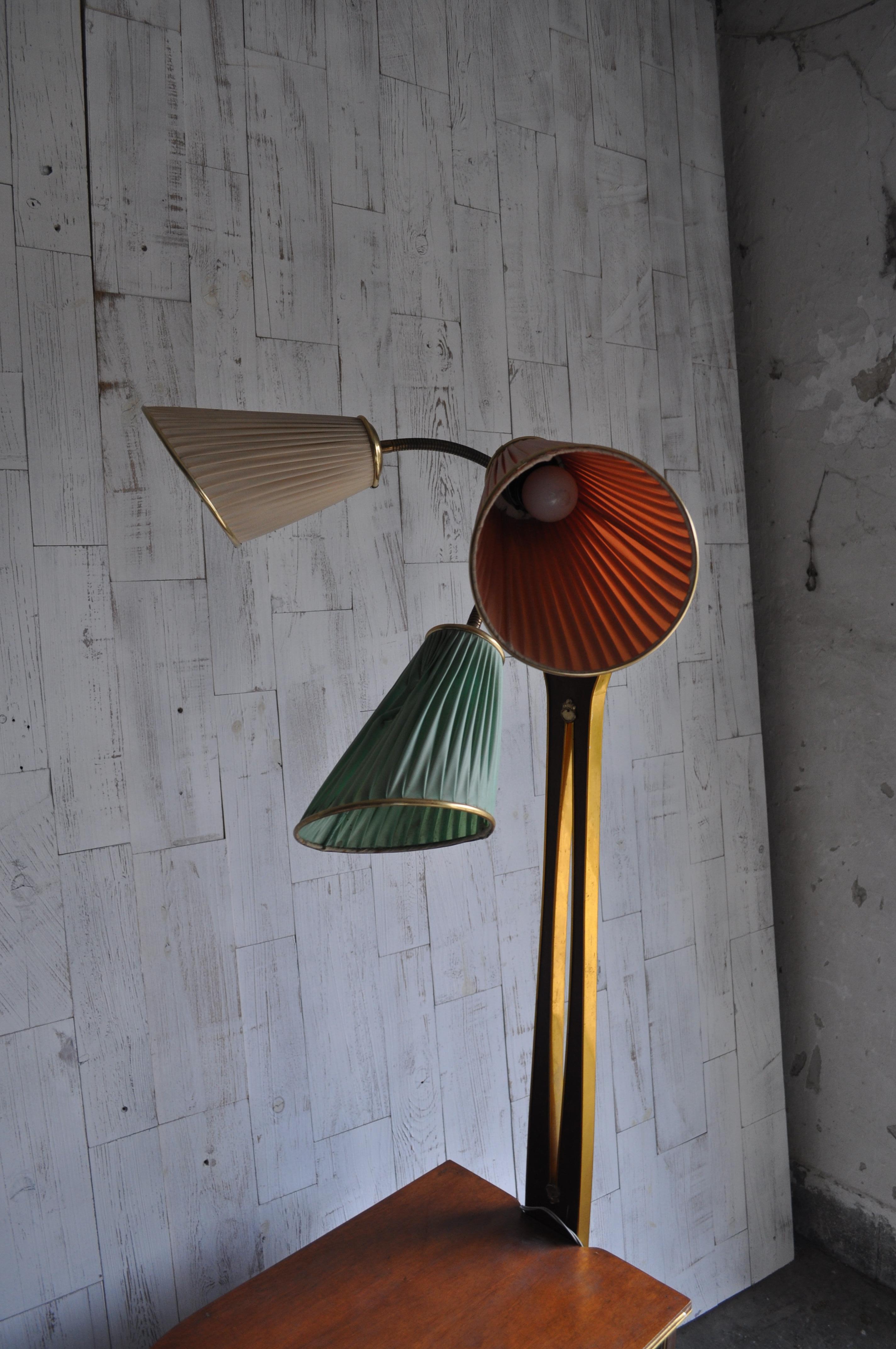 Metà XX secolo Art Déco anni '50 in legno di noce, mobile bar per cocktail e liquori con supporto per lampada in vendita