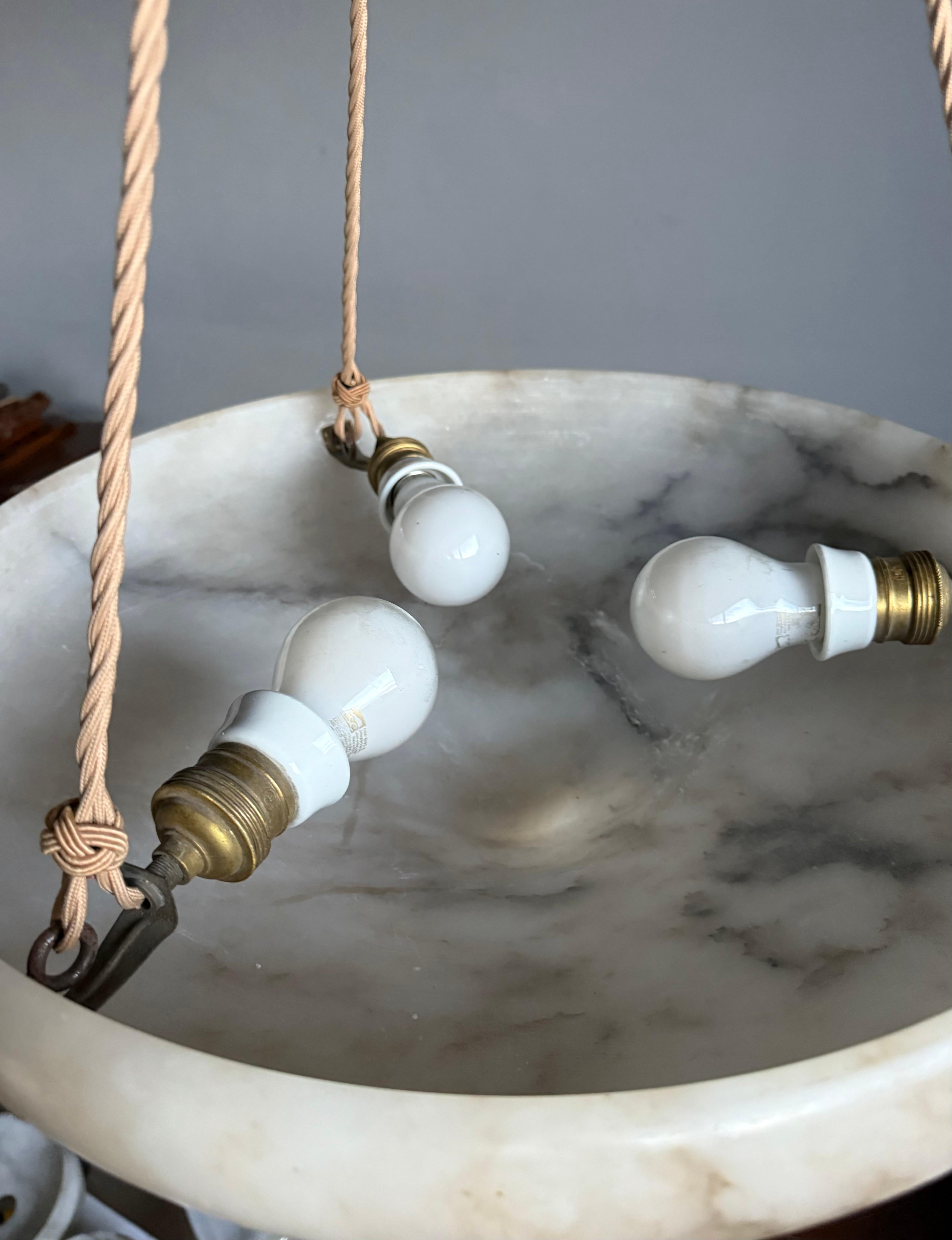 Art Deco 19.6 Diameter Perfectly Balanced White & Black Alabaster Pendant Light (Lampe pendante en albâtre blanc et noir) en vente 2