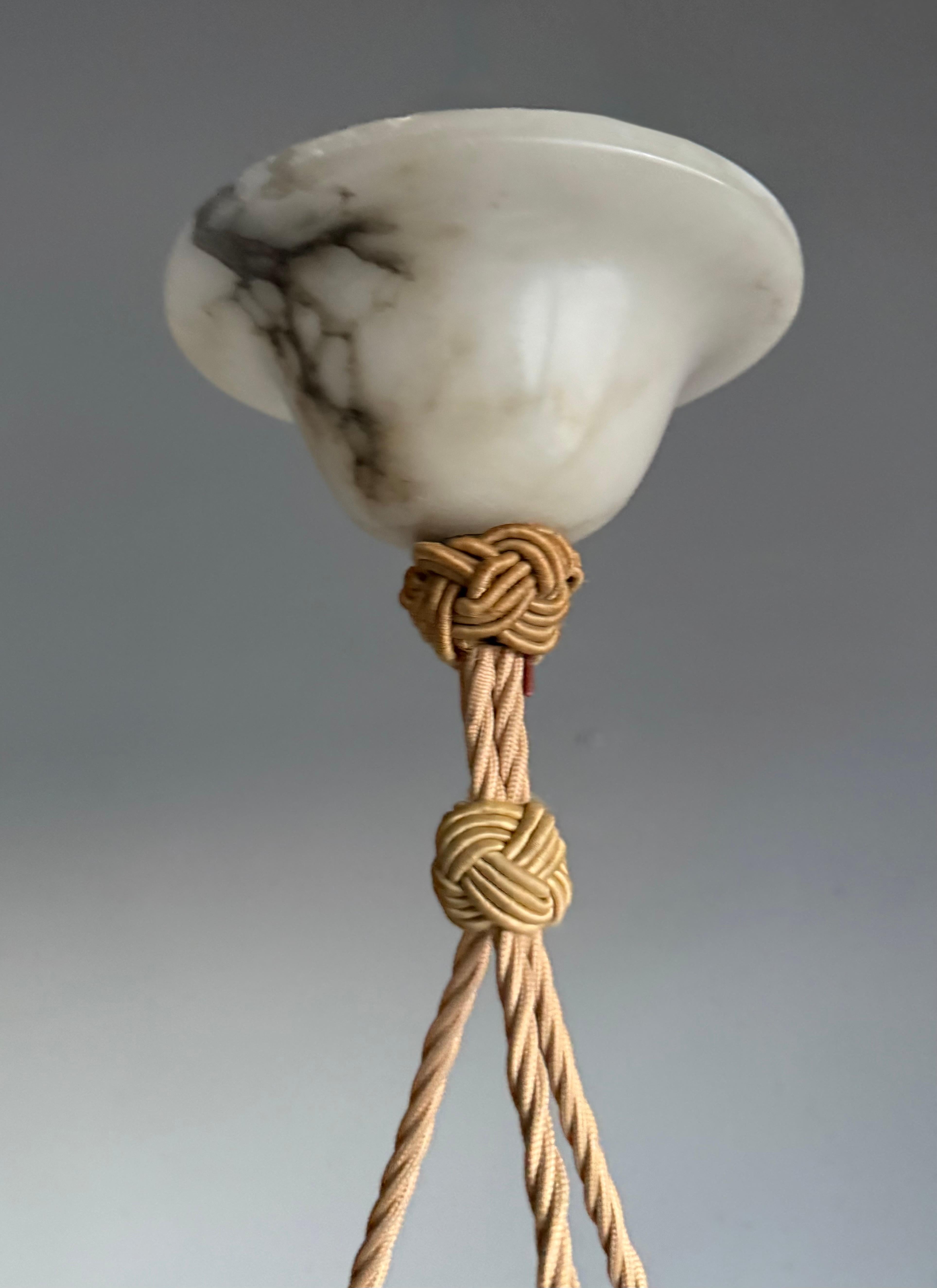 Art Deco 19.6 Diameter Perfectly Balanced White & Black Alabaster Pendant Light (Lampe pendante en albâtre blanc et noir) en vente 3