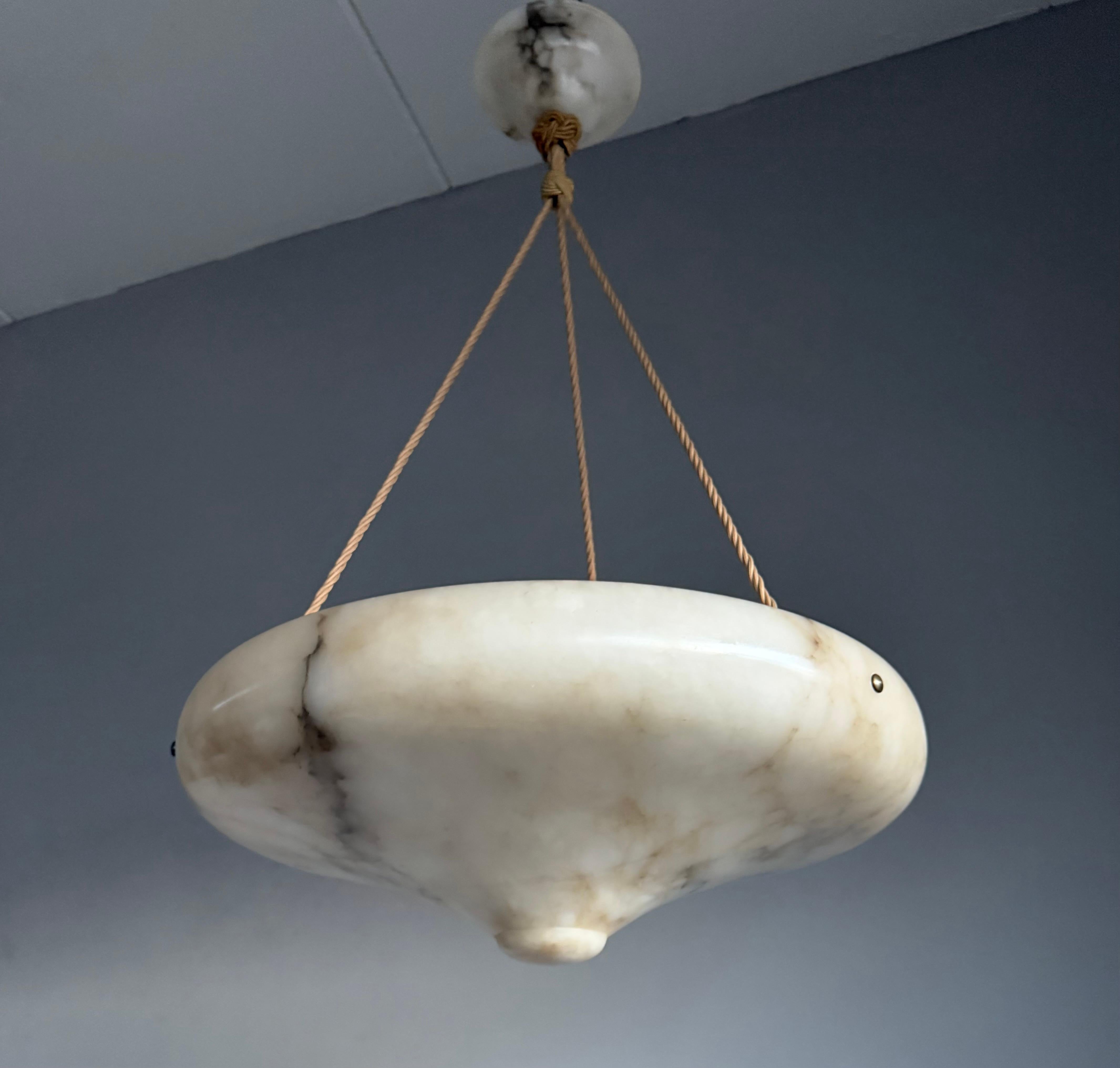 Art Deco 19.6 Diameter Perfectly Balanced White & Black Alabaster Pendant Light (Lampe pendante en albâtre blanc et noir) en vente 5