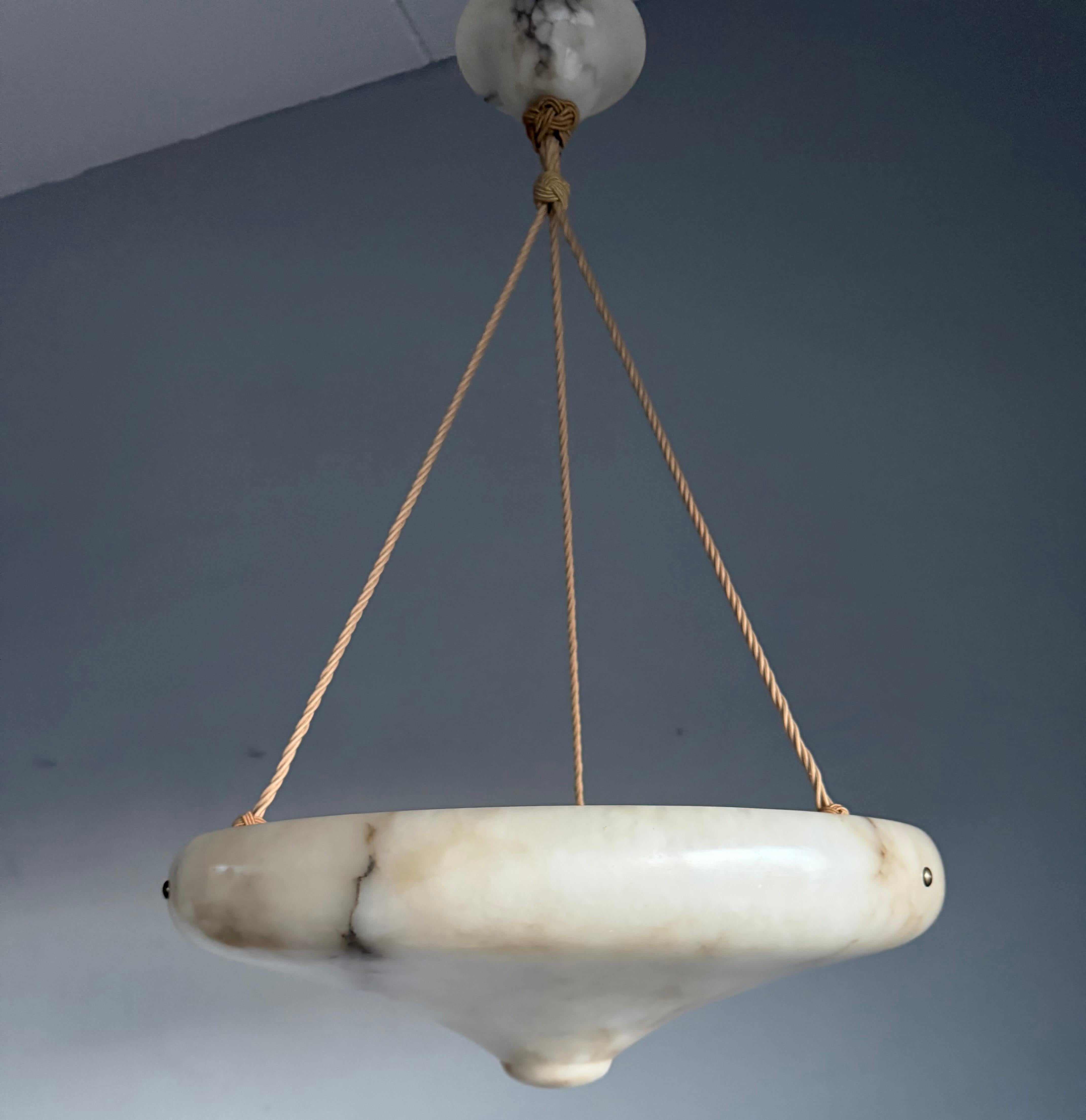 Art Deco 19.6 Diameter Perfectly Balanced White & Black Alabaster Pendant Light (Lampe pendante en albâtre blanc et noir) en vente 6