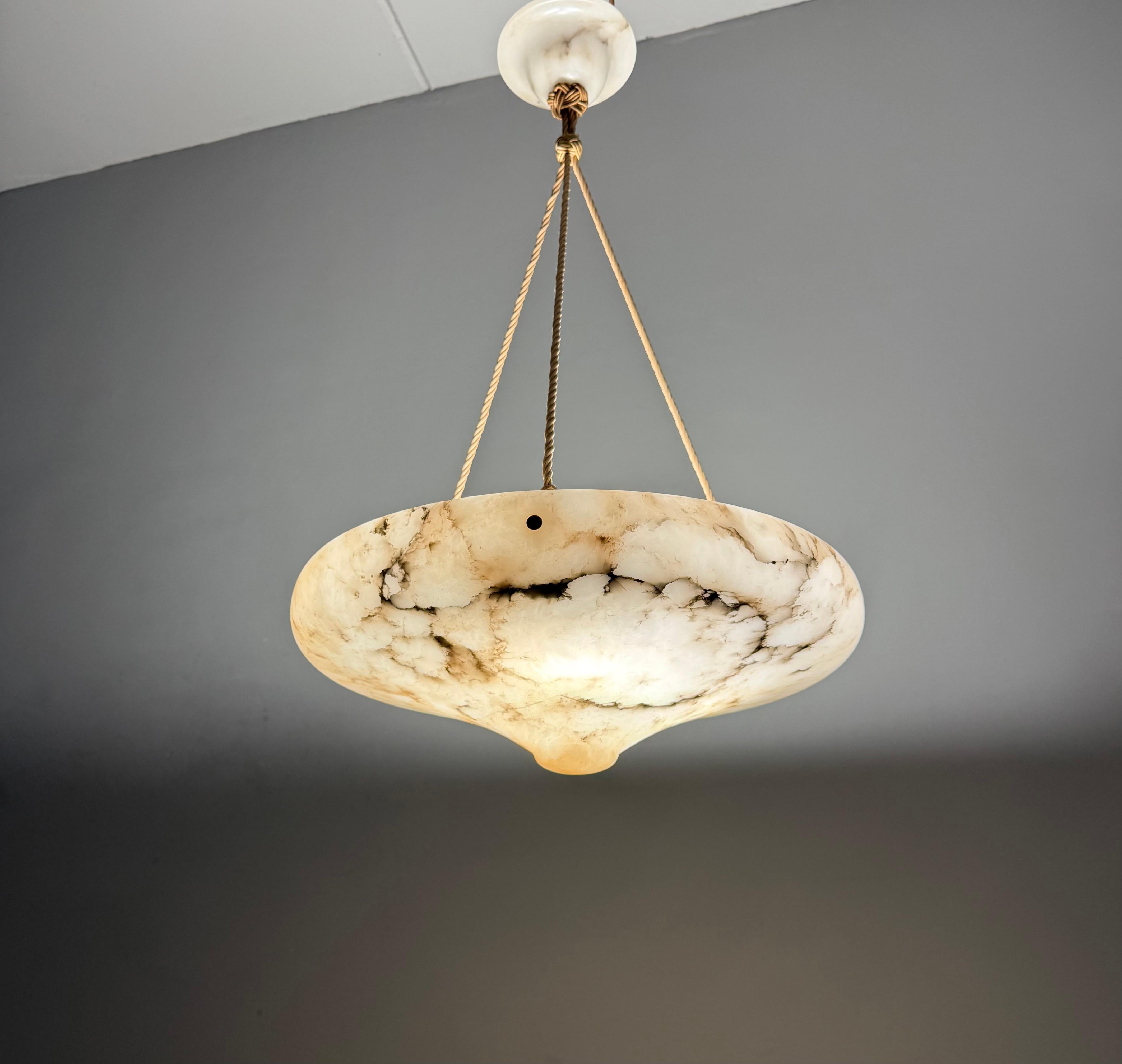 Art Deco 19.6 Diameter Perfectly Balanced White & Black Alabaster Pendant Light (Lampe pendante en albâtre blanc et noir) en vente 8