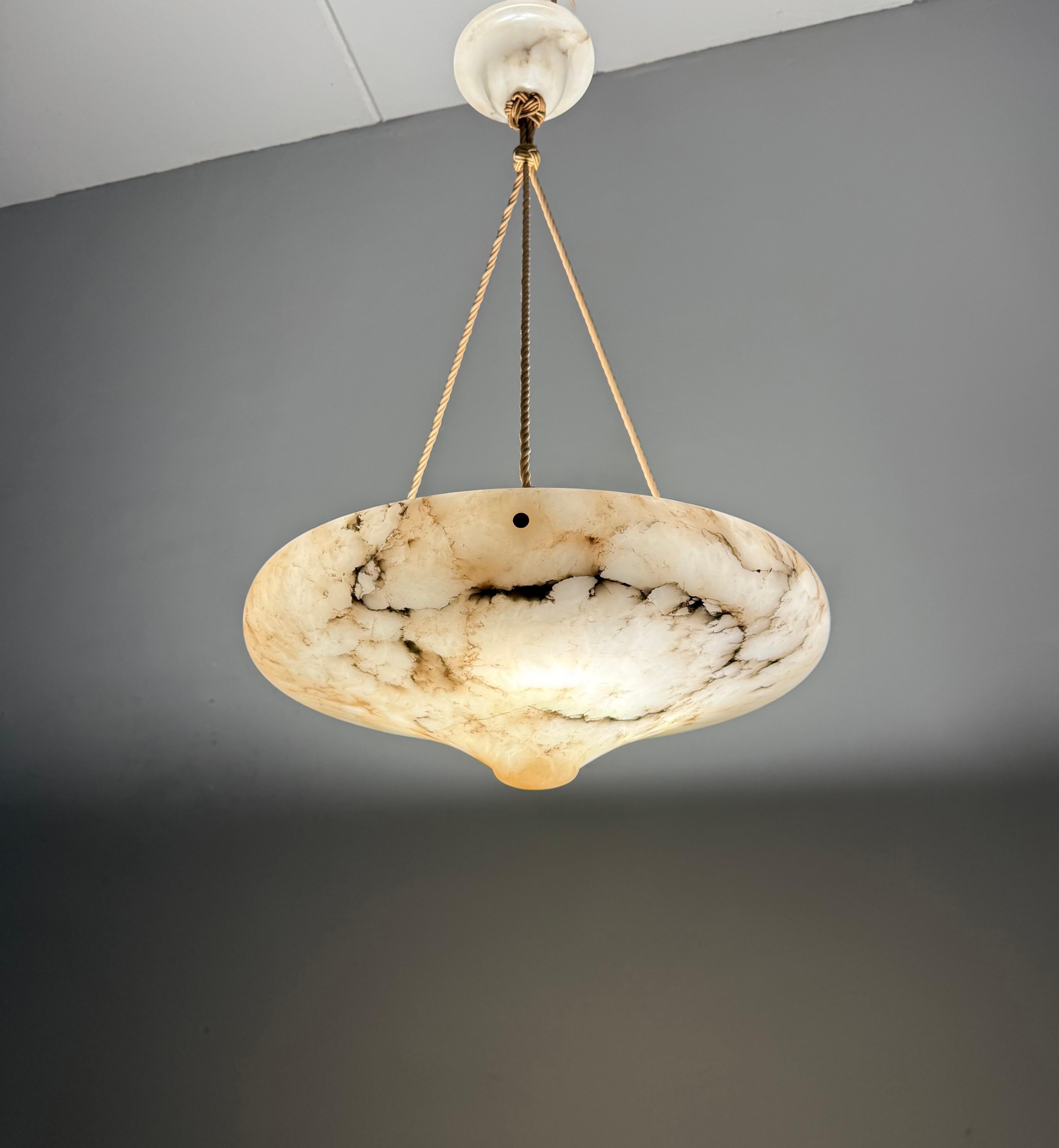 Art Deco 19.6 Diameter Perfectly Balanced White & Black Alabaster Pendant Light (Lampe pendante en albâtre blanc et noir) en vente 9