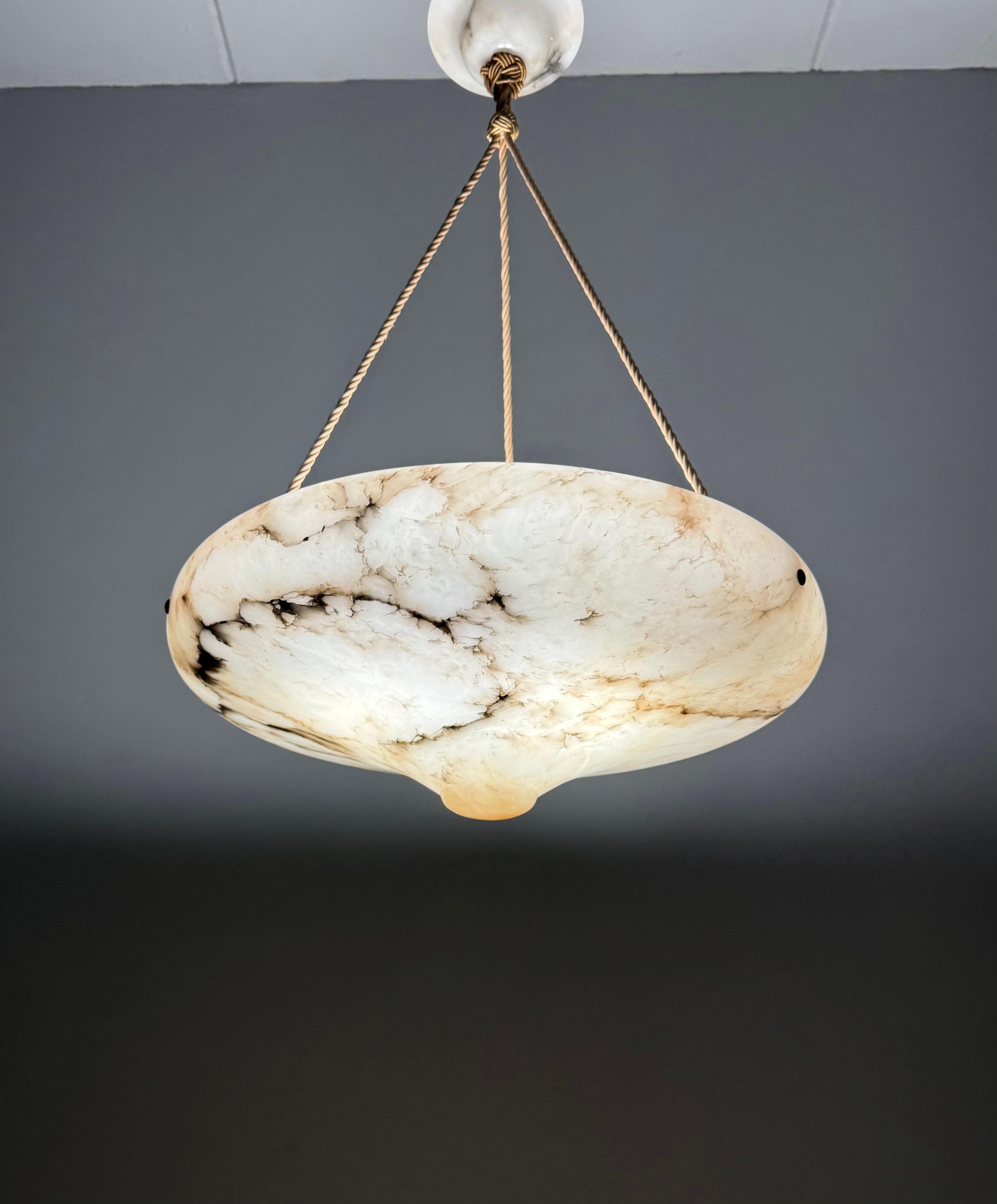 Art Deco 19.6 Diameter Perfectly Balanced White & Black Alabaster Pendant Light (Lampe pendante en albâtre blanc et noir) en vente 10