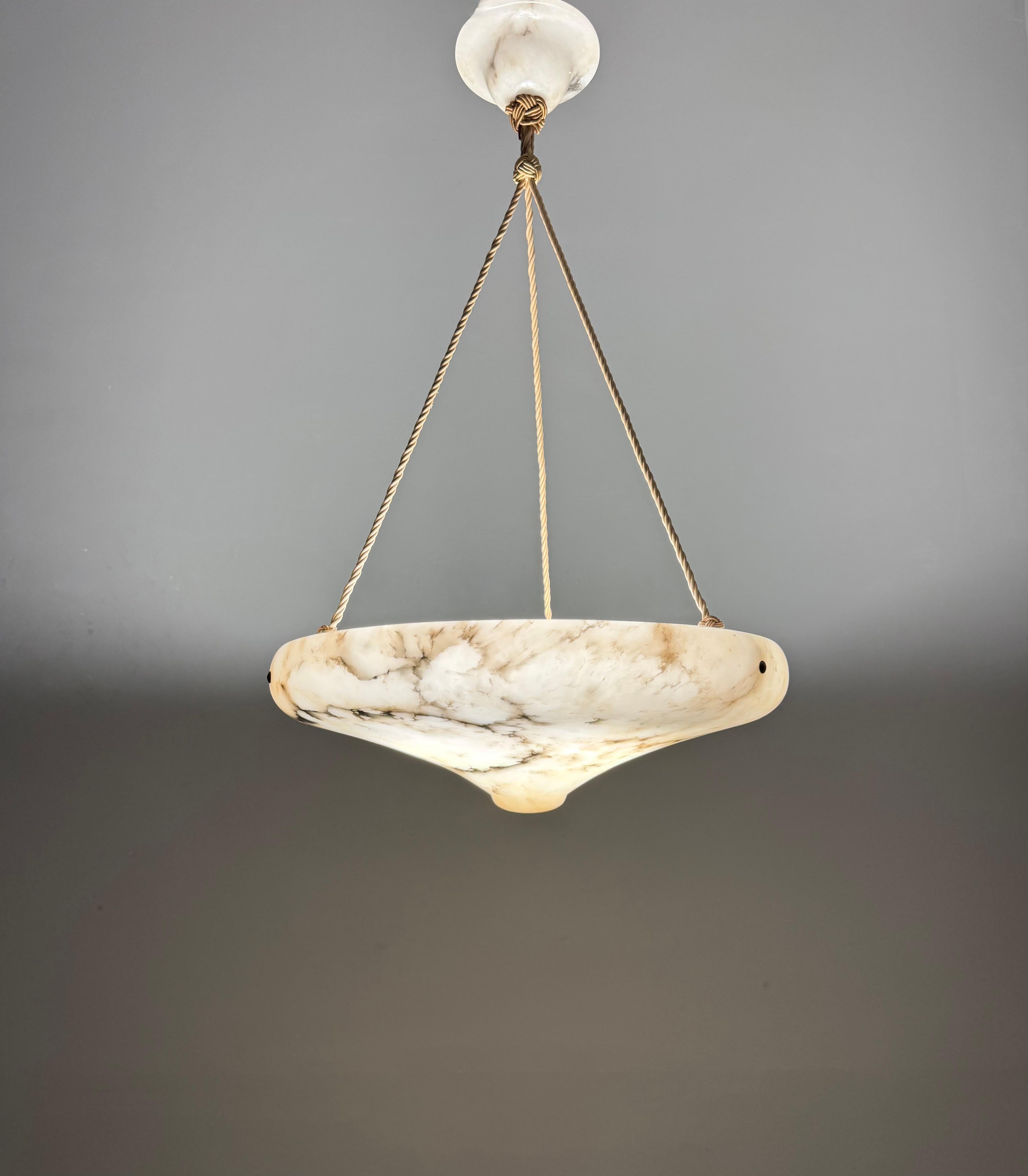 Art Deco 19.6 Diameter Perfectly Balanced White & Black Alabaster Pendant Light (Lampe pendante en albâtre blanc et noir) en vente 11