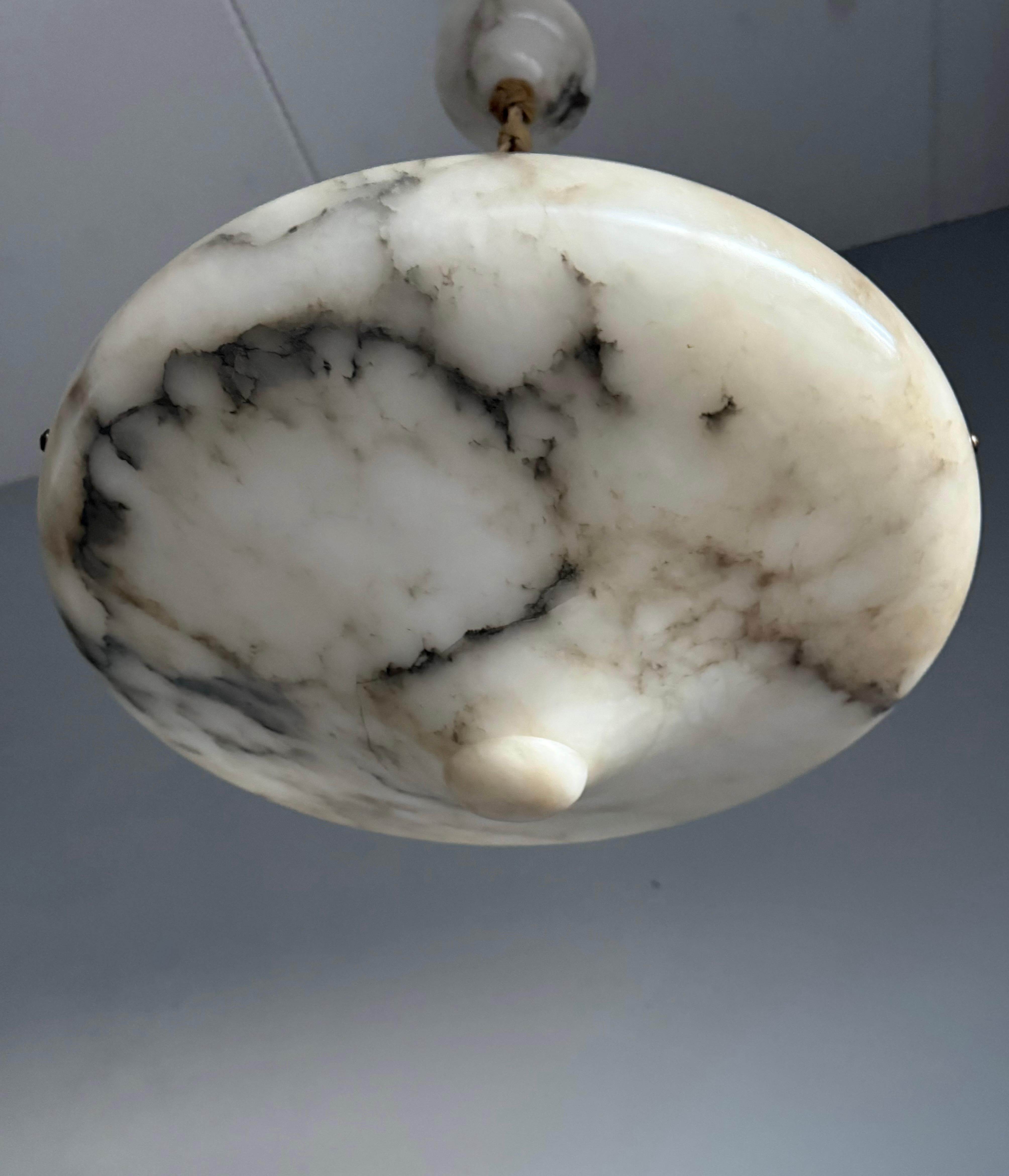 Art déco Art Deco 19.6 Diameter Perfectly Balanced White & Black Alabaster Pendant Light (Lampe pendante en albâtre blanc et noir) en vente