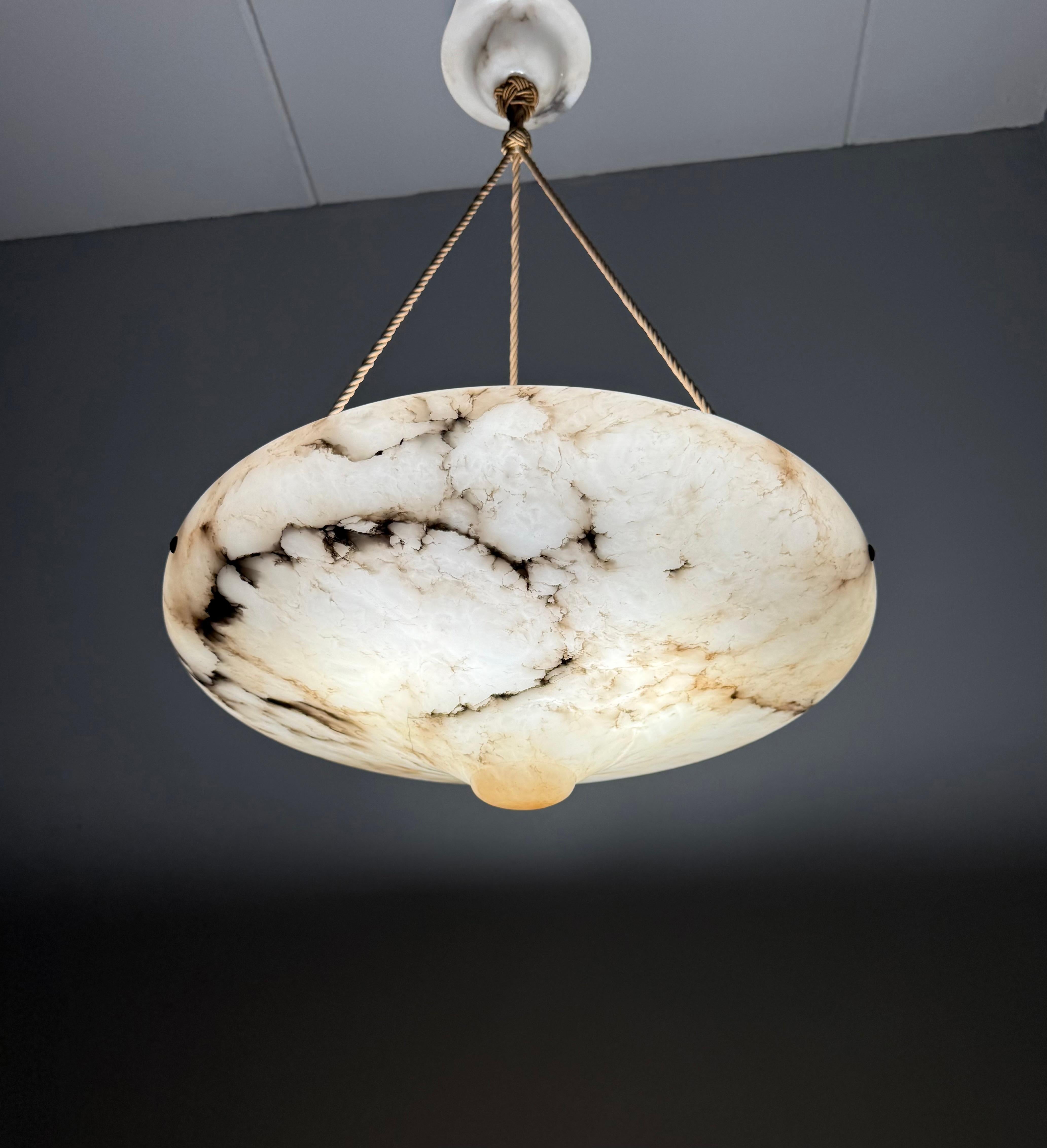 italien Art Deco 19.6 Diameter Perfectly Balanced White & Black Alabaster Pendant Light (Lampe pendante en albâtre blanc et noir) en vente