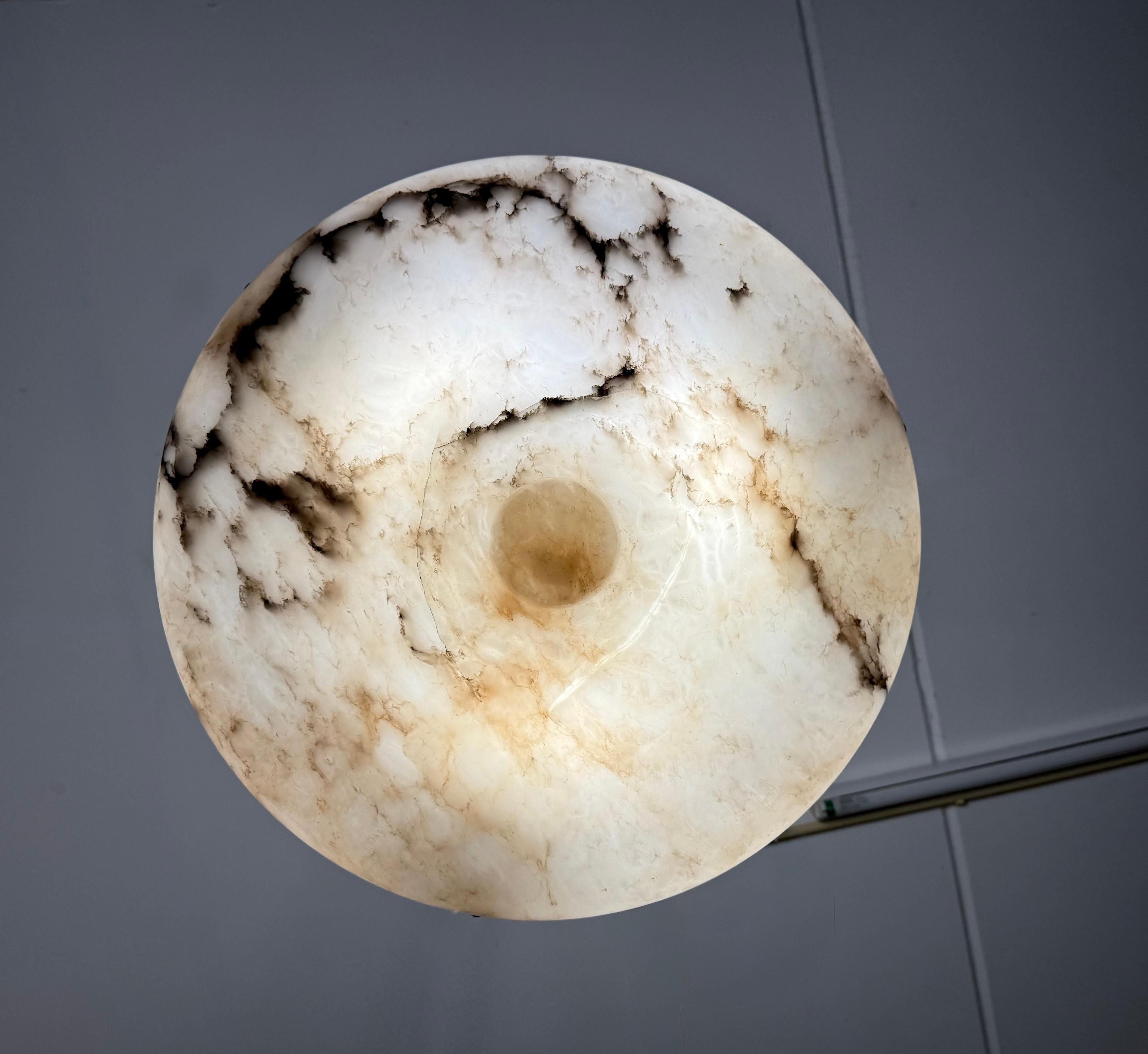 Sculpté à la main Art Deco 19.6 Diameter Perfectly Balanced White & Black Alabaster Pendant Light (Lampe pendante en albâtre blanc et noir) en vente