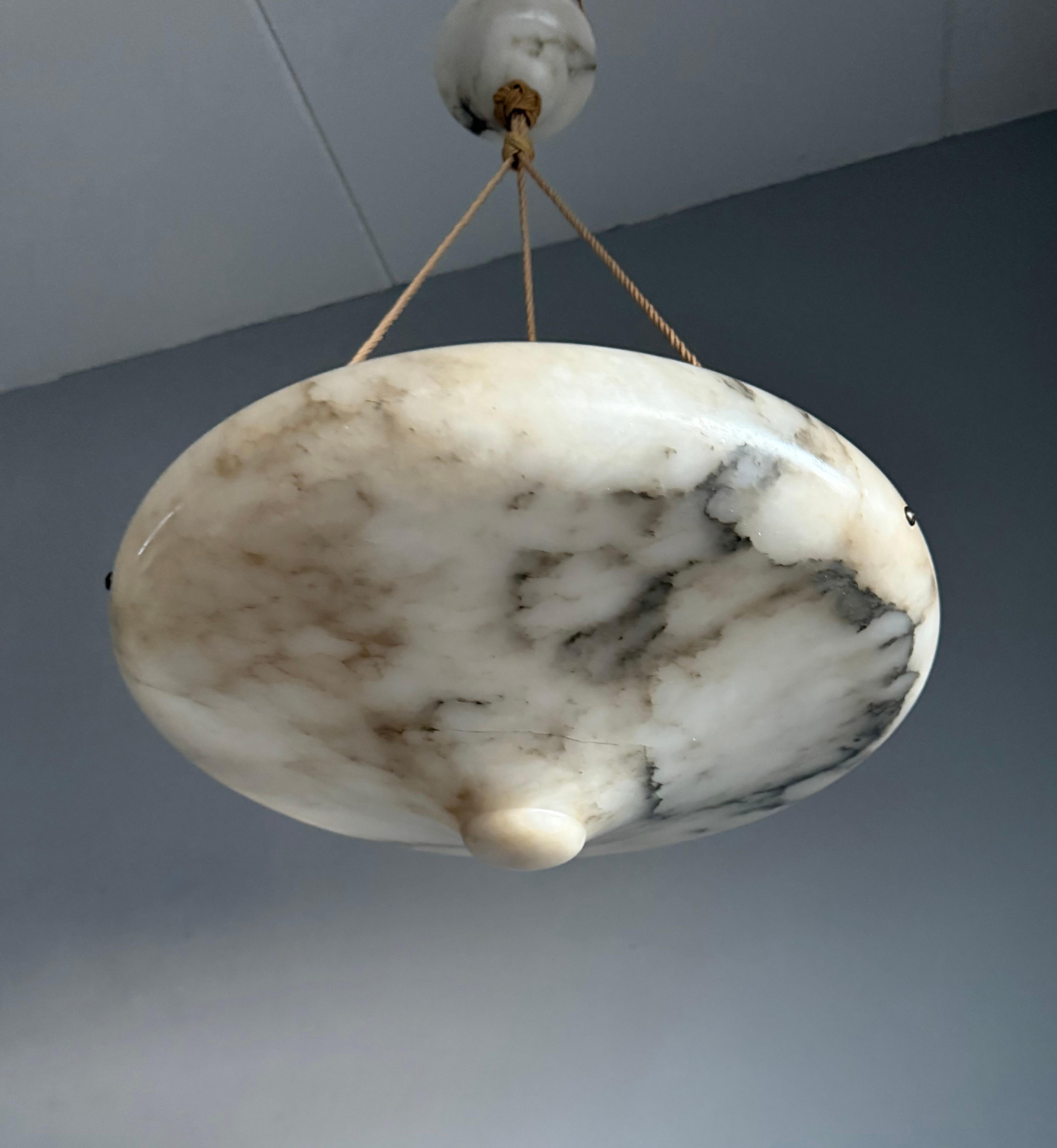 Art Deco 19.6 Diameter Perfectly Balanced White & Black Alabaster Pendant Light (Lampe pendante en albâtre blanc et noir) Bon état - En vente à Lisse, NL
