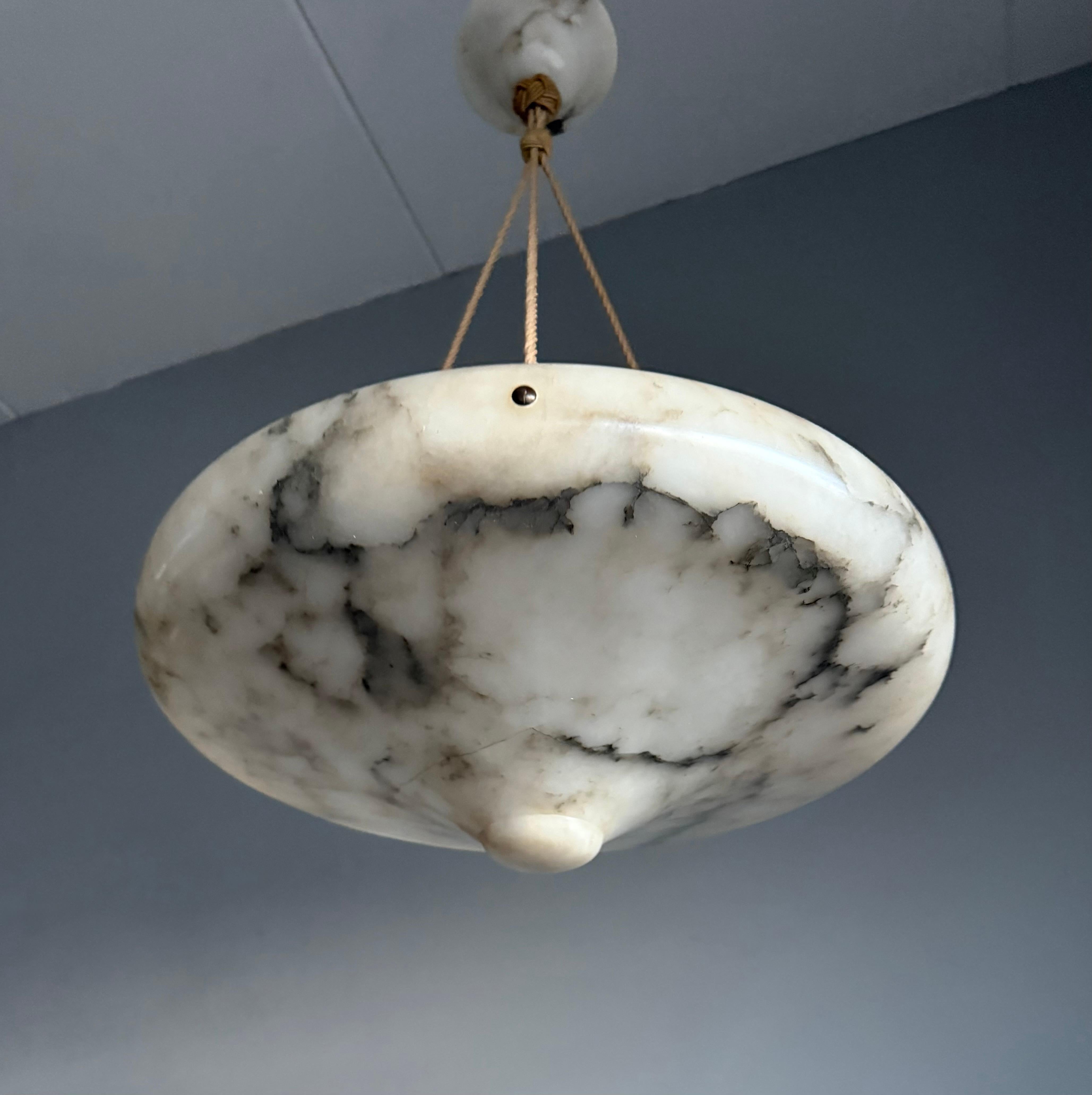 20ième siècle Art Deco 19.6 Diameter Perfectly Balanced White & Black Alabaster Pendant Light (Lampe pendante en albâtre blanc et noir) en vente
