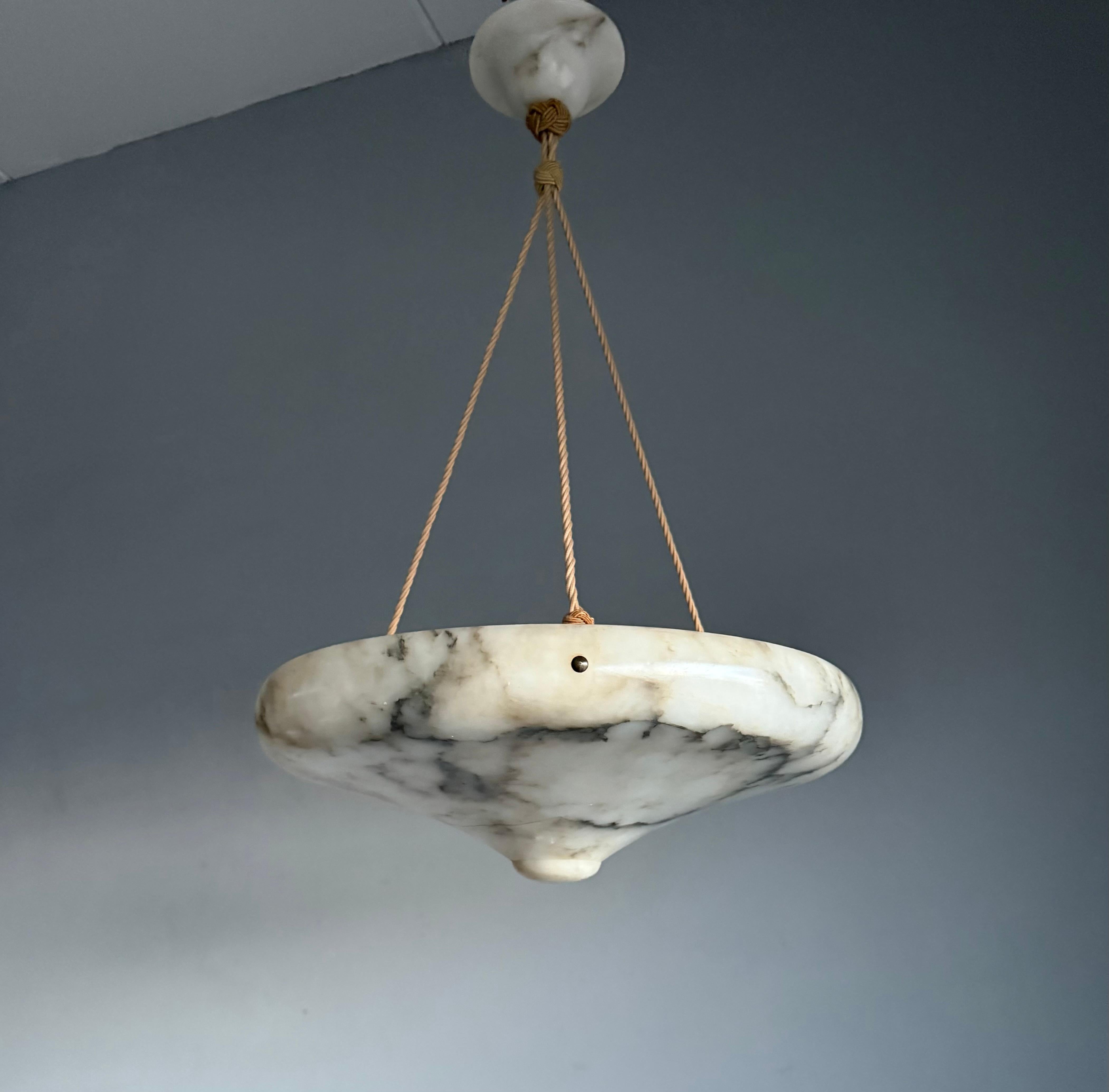 Corde Art Deco 19.6 Diameter Perfectly Balanced White & Black Alabaster Pendant Light (Lampe pendante en albâtre blanc et noir) en vente