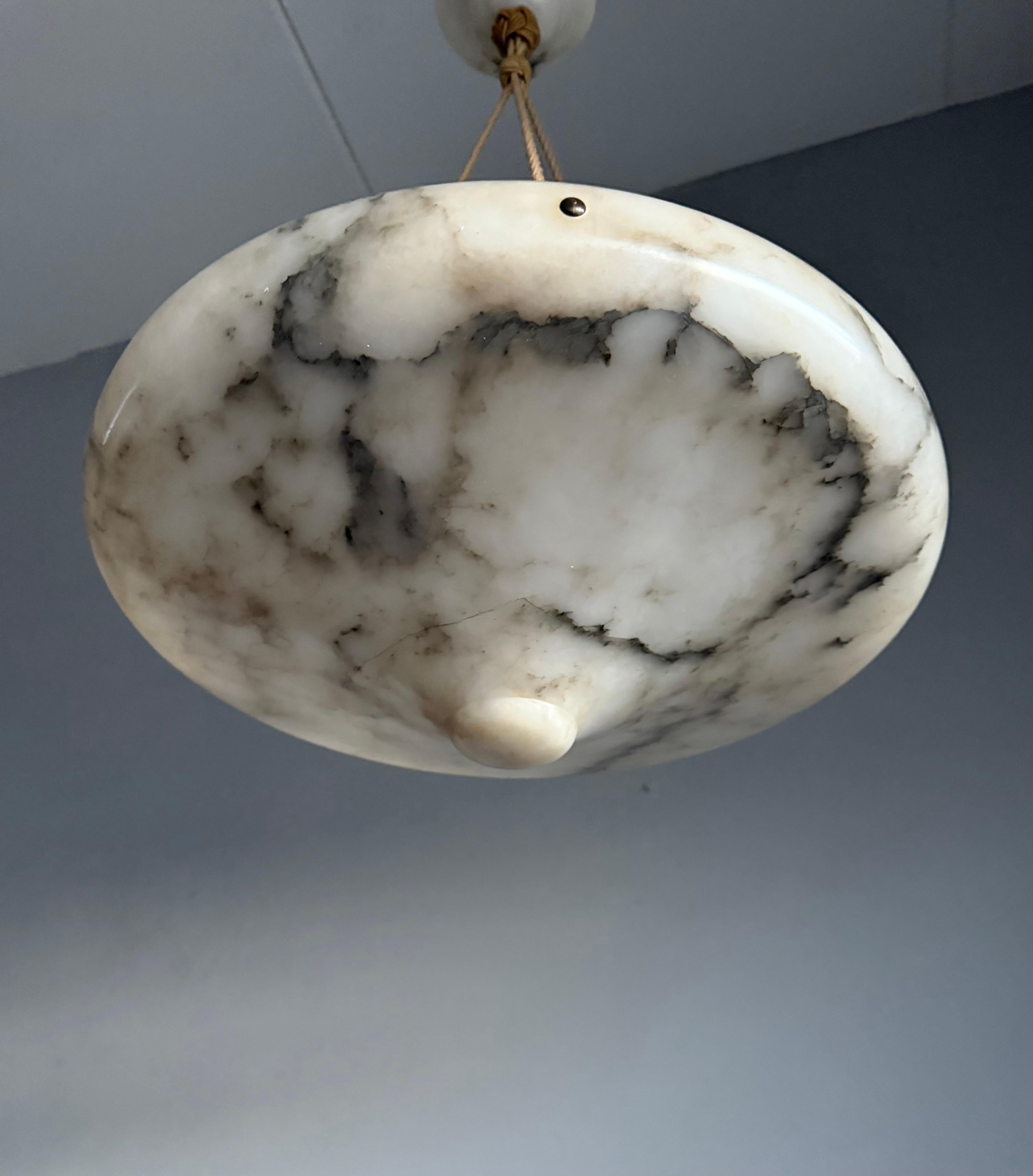 Art Deco 19.6 Diameter Perfectly Balanced White & Black Alabaster Pendant Light (Lampe pendante en albâtre blanc et noir) en vente 1
