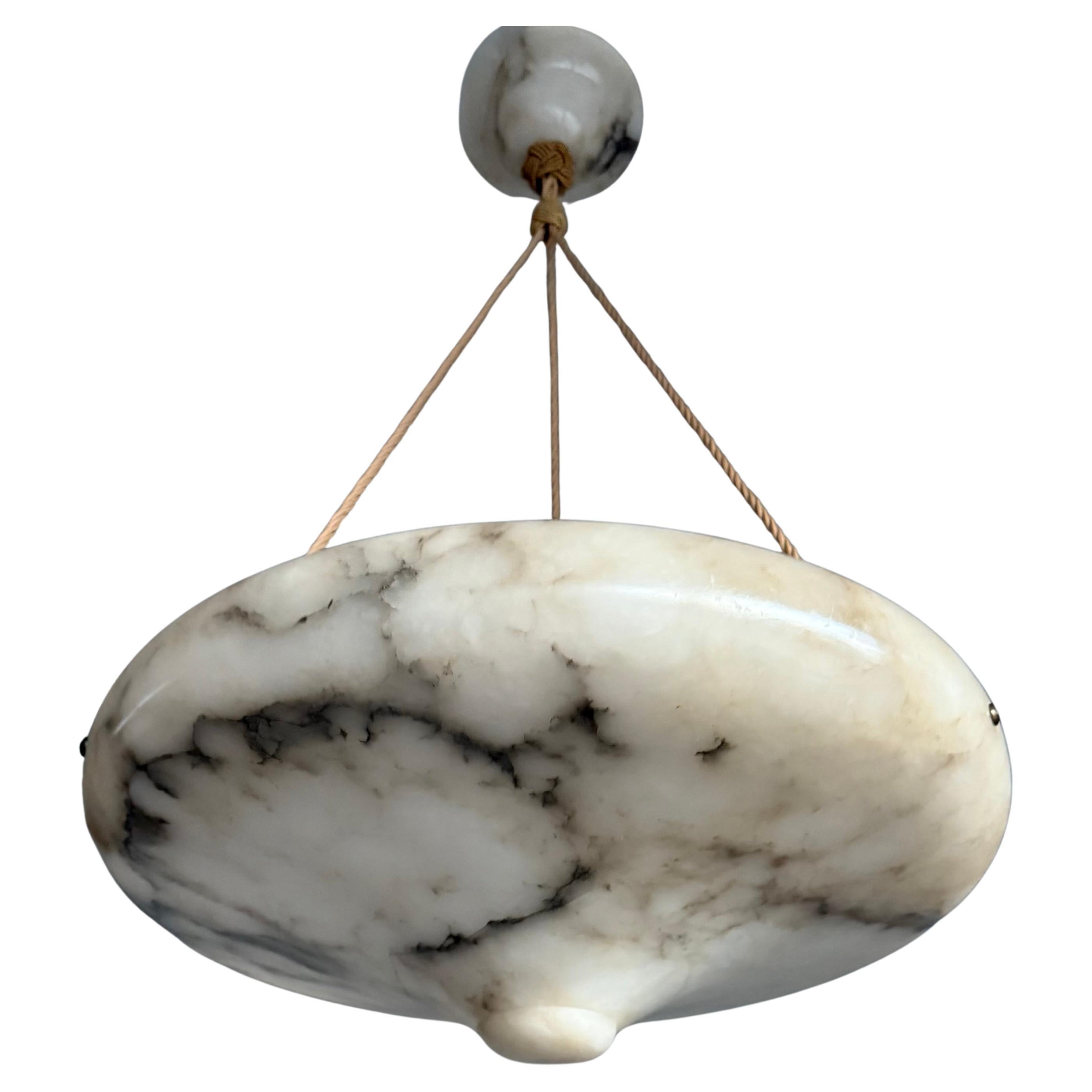 Art Deco 19.6 Diameter Perfectly Balanced White & Black Alabaster Pendant Light (Lampe pendante en albâtre blanc et noir) en vente