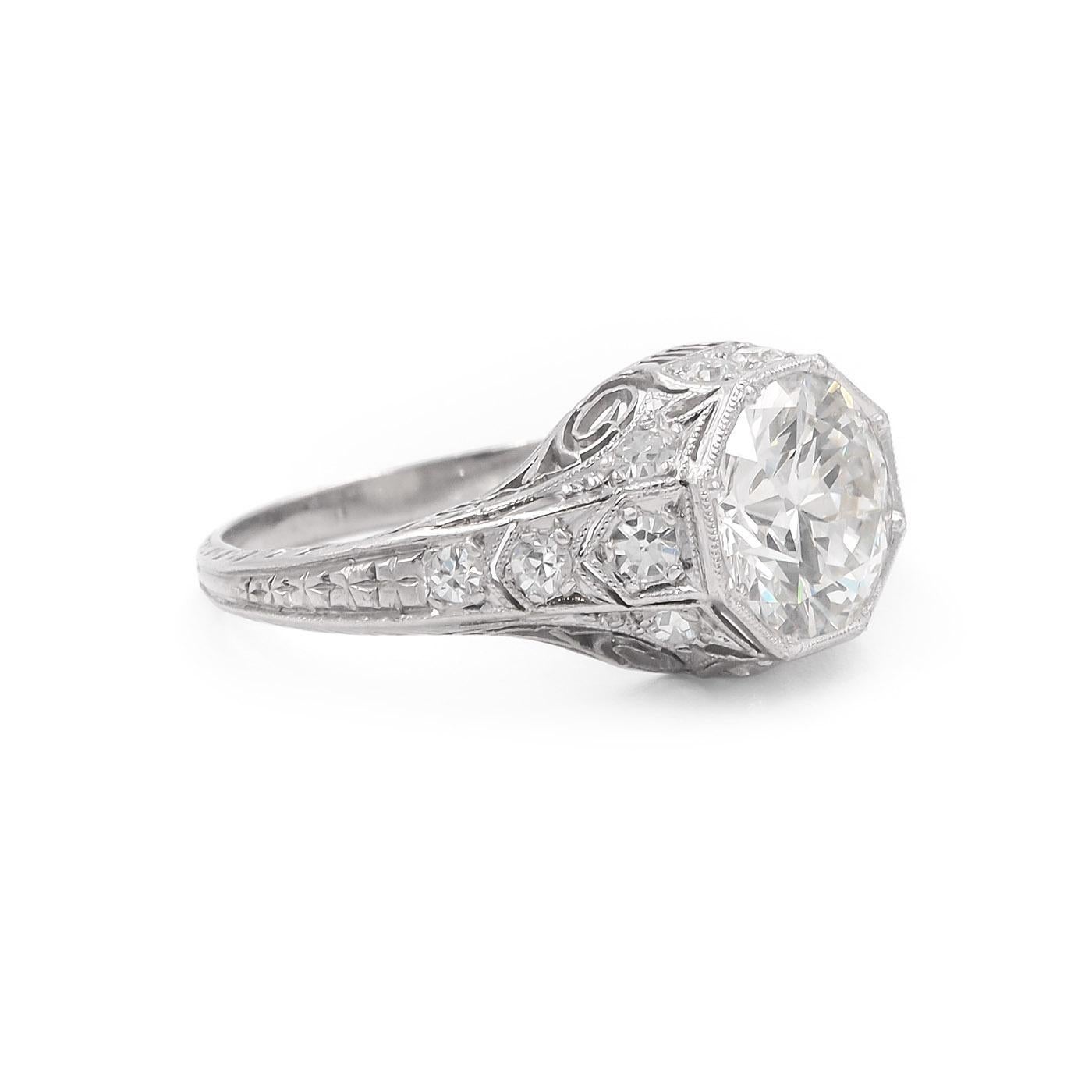 Ein schönes Beispiel für die Handwerkskunst der Art-Déco-Ära. Der Diamant-Verlobungsring mit 1,97 Karat im Übergangsschliff (früher runder Brillant) besteht aus Platin. GIA zertifiziert L Farbe & VS2 Klarheit. Außerdem mit 14 Diamanten im