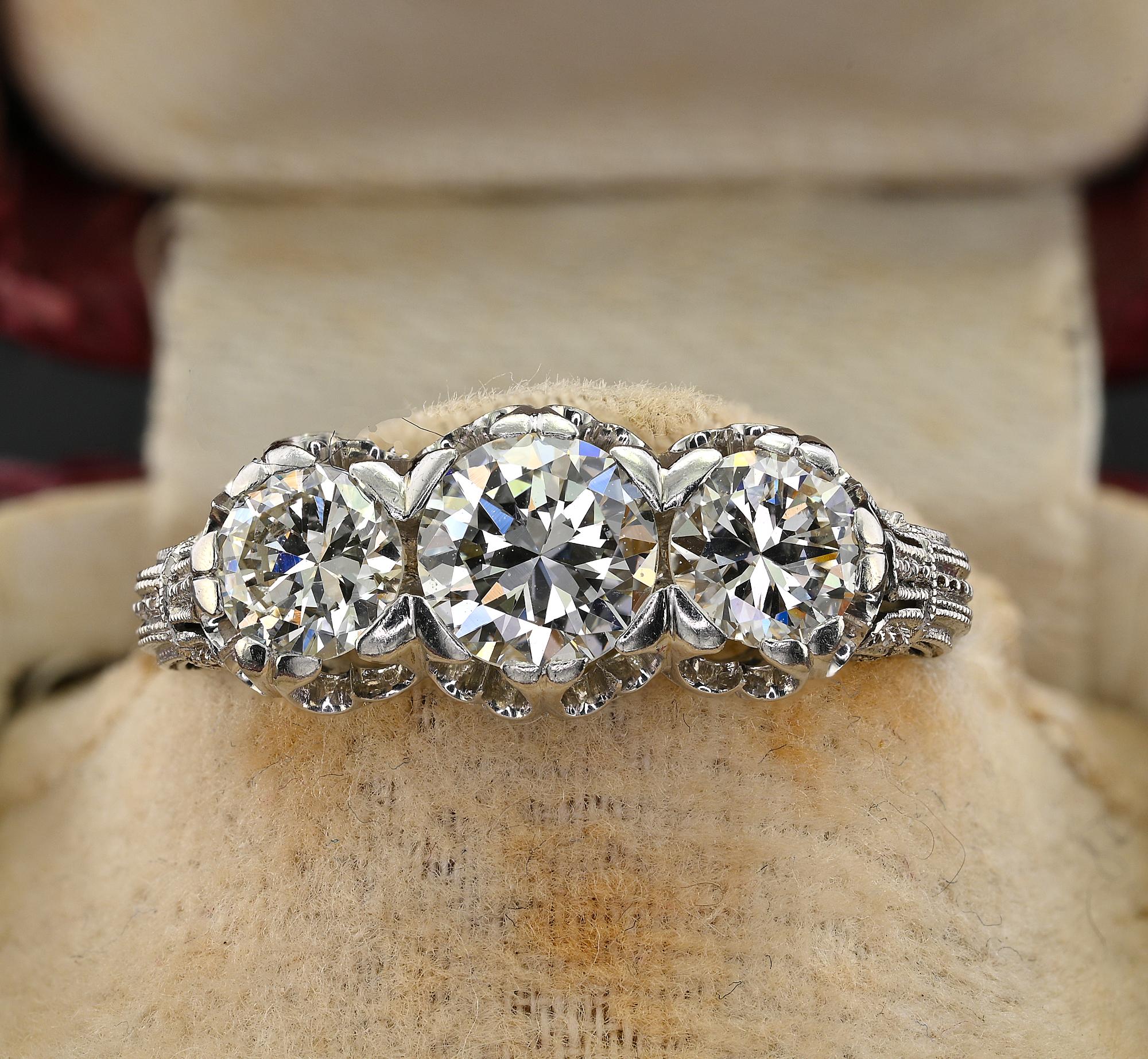 Verlobungsring aus Platin mit 1,97 Karat drei Steinen und Diamant im Art déco-Stil (Brillantschliff) im Angebot
