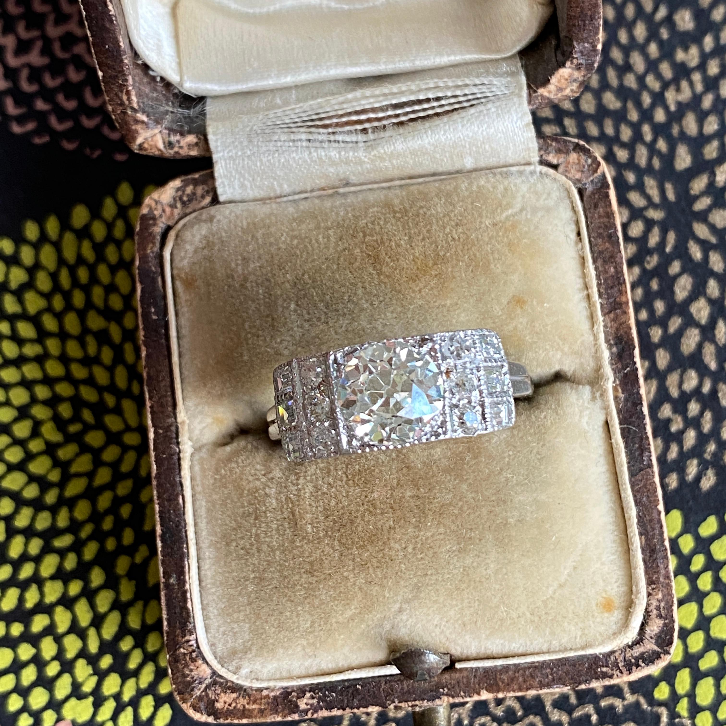 Einzelheiten:
Atemberaubender Art-Deco-Ring aus Platin und Diamanten im alten europäischen Schliff. Diamanten Gesamtgewicht ist fast 2 Karat-1,97 Karat Gesamtgewicht! Der zentrale Diamant im alten Euro-Schliff misst 7,1 x 6,9 x 4,5 mm und wiegt ca.