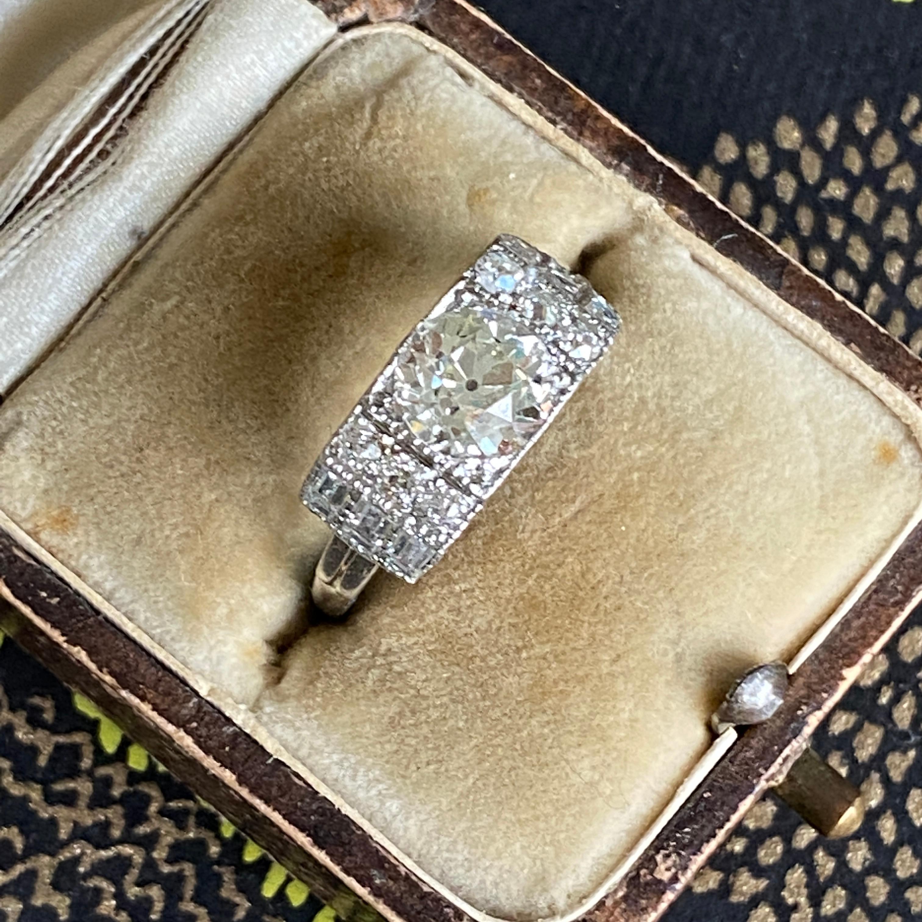 Art Deco 1.97 Carat TW Diamond Platinum Ring For Sale 1