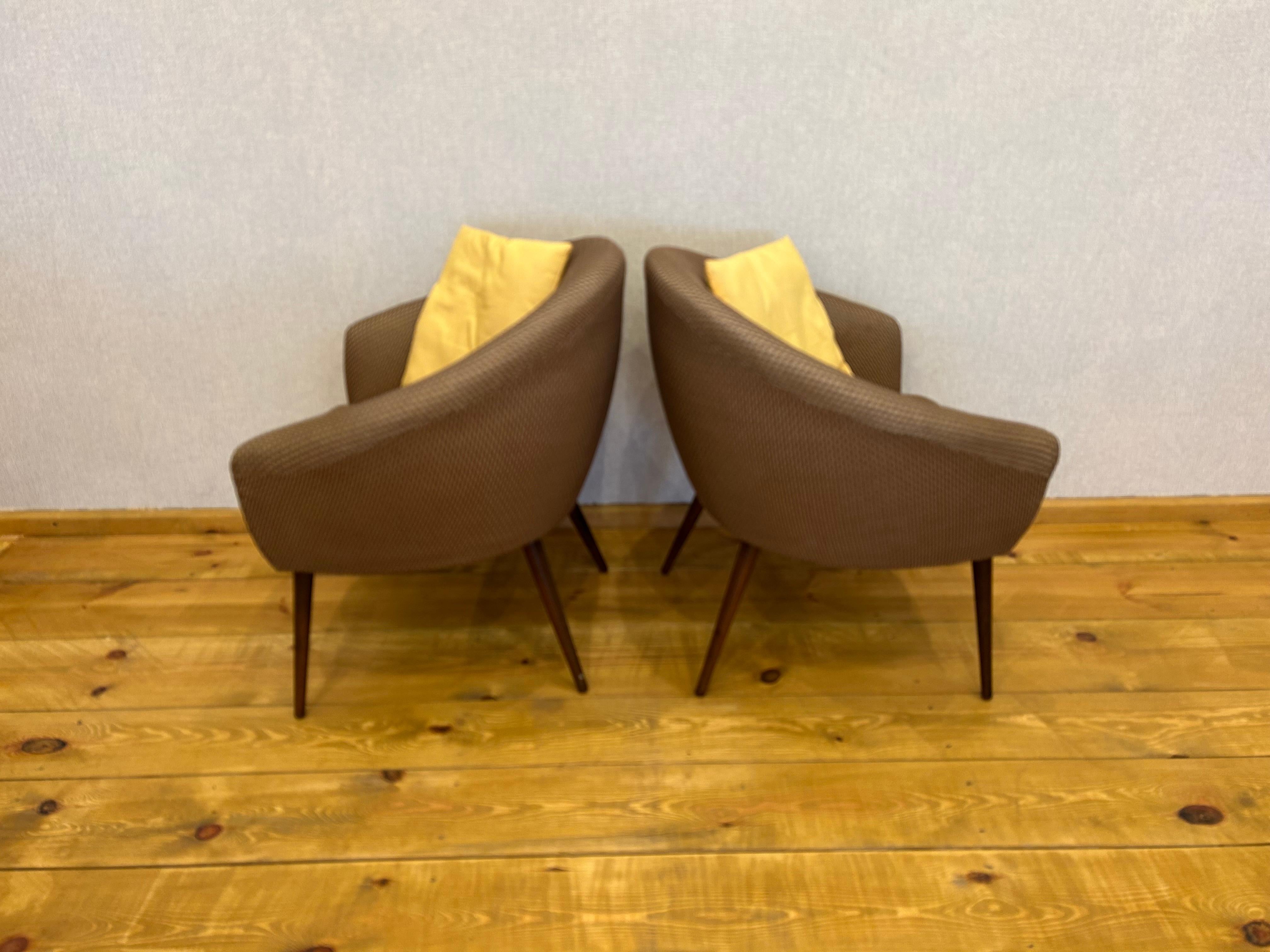 Design/One  2 Sessel 1970, Sessel (Walnuss) im Angebot