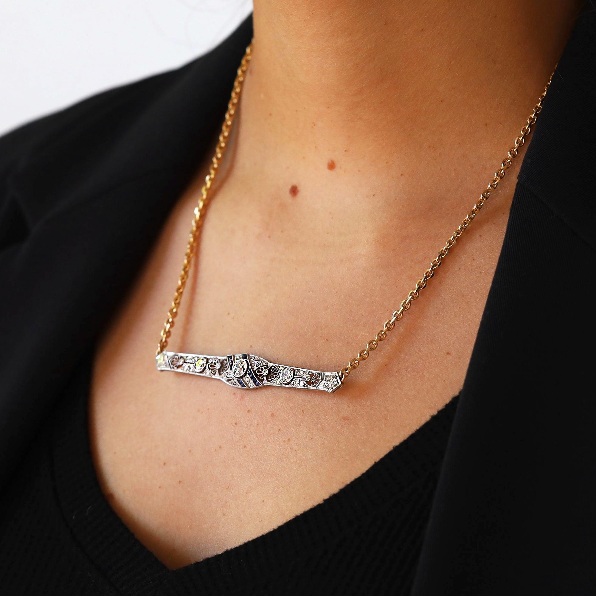 Questo ciondolo a barra con diamante in stile Art Déco è stato ricavato da un'antica spilla francese in filigrana e offre il fascino senza tempo dei gioielli dell'età del jazz, pur incorporando la tendenza moderna di una classica collana a barra. La