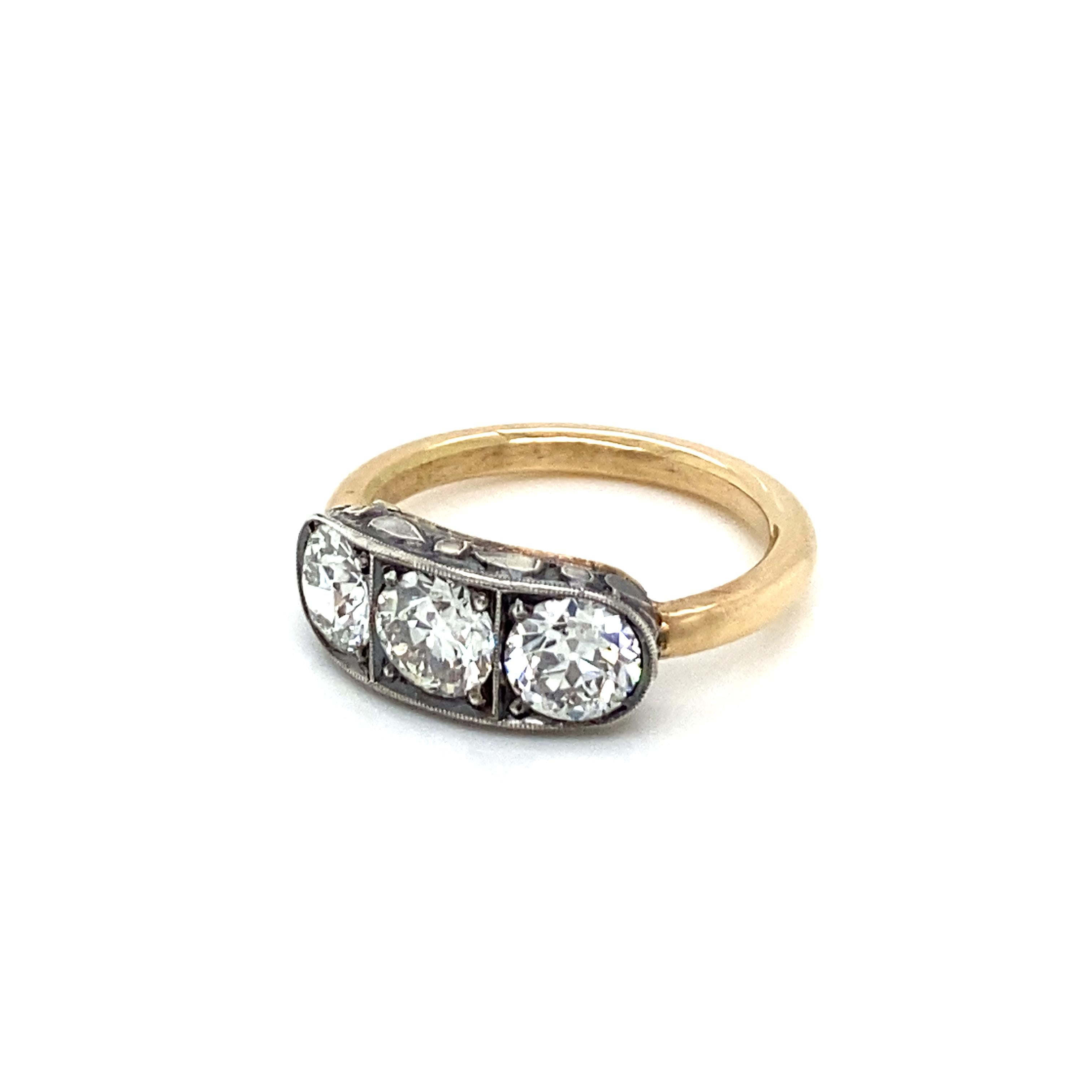 A Classic from 1930s. Old mine cut Diamond Yellow and white gold handmade ring.
It features three Sparkling Old Mine cut Diamonds approx. tot. 2.10 cts, H color VS clarity. Very nice, to note, the engraving work on the mount.

CONDITION: Pre-owned -