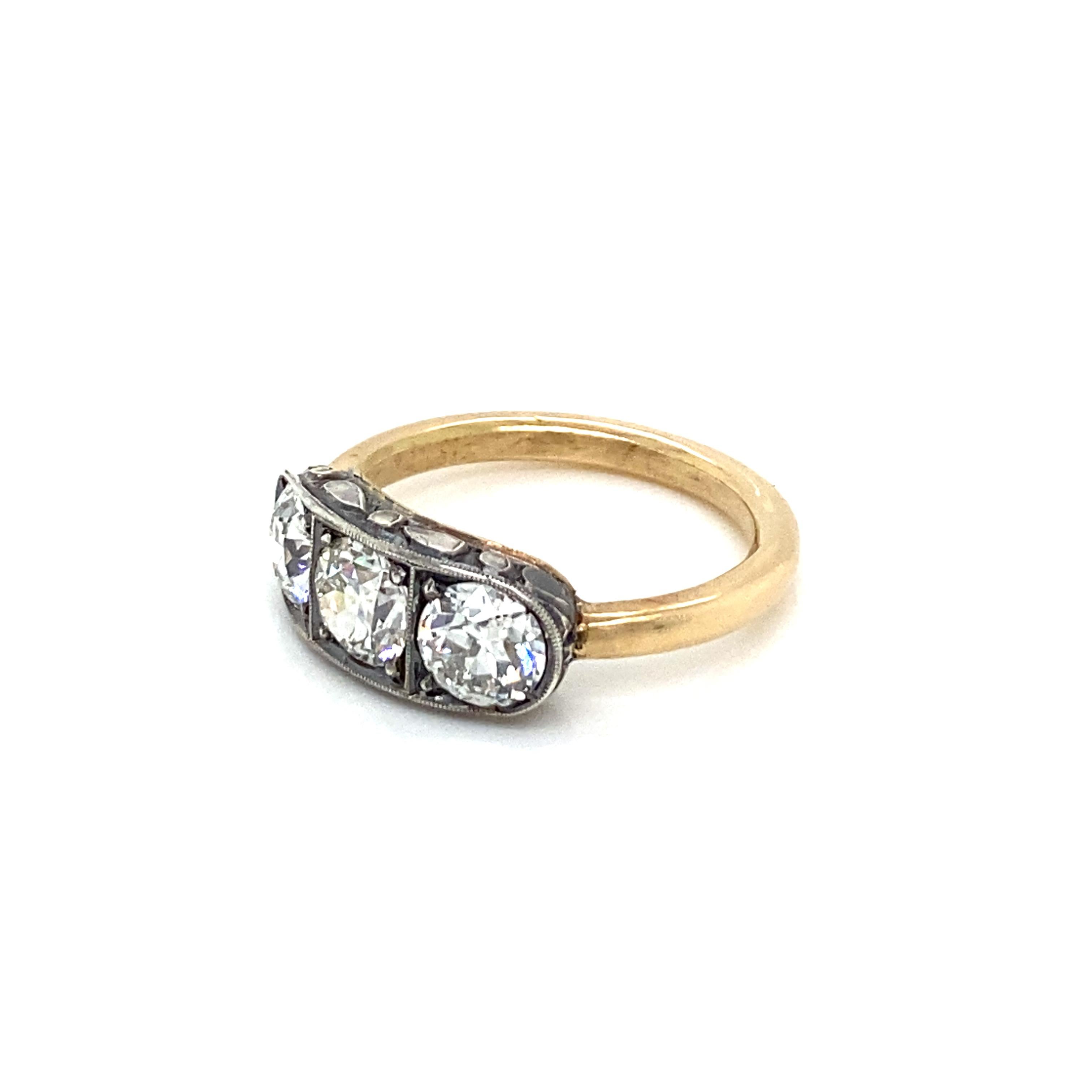 Art Deco 2 Carat Diamond Three-Stone Engraved Ring In Excellent Condition In Napoli, Italy