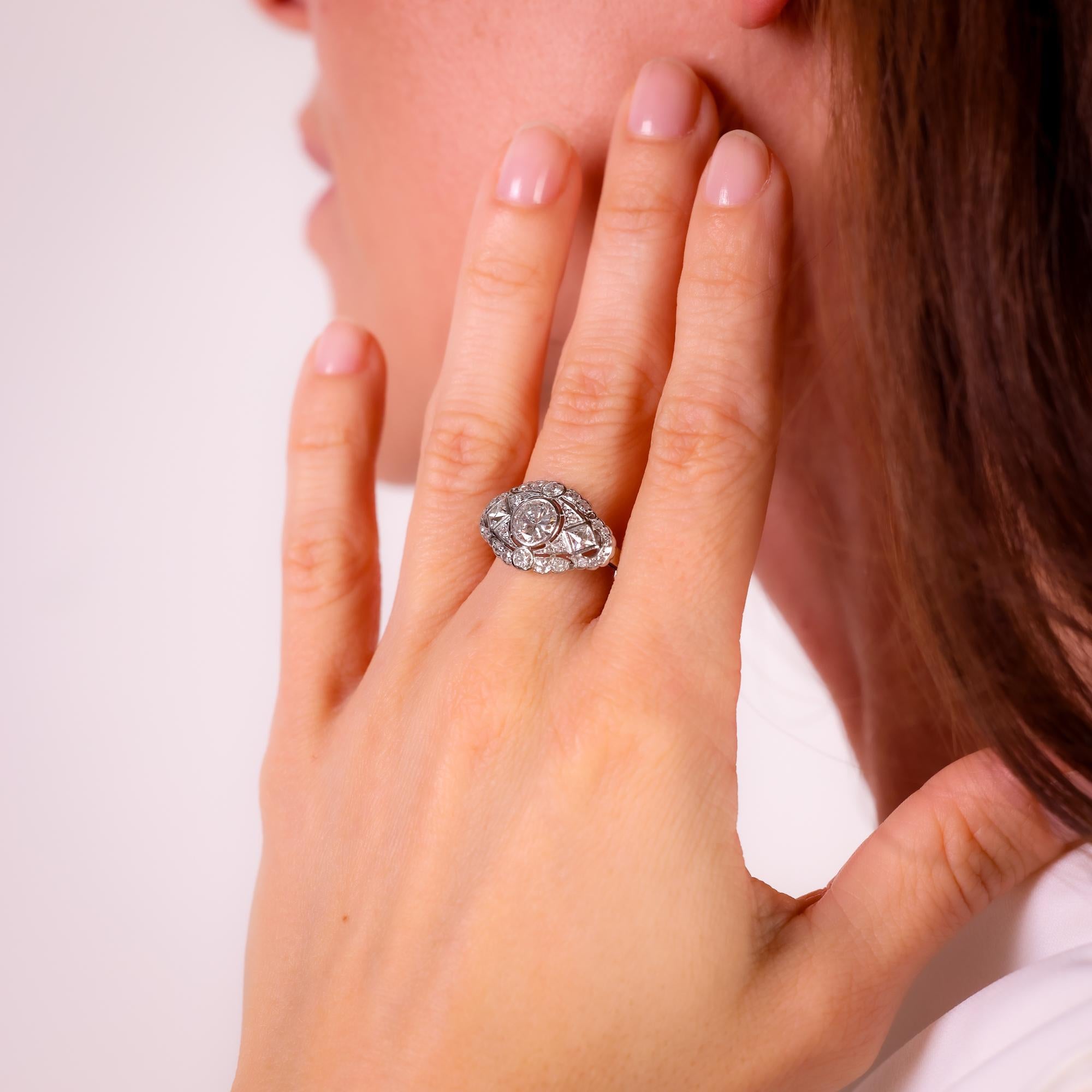 Art Deco 2 carat total weight diamond platinum ring In Excellent Condition In Beverly Hills, CA